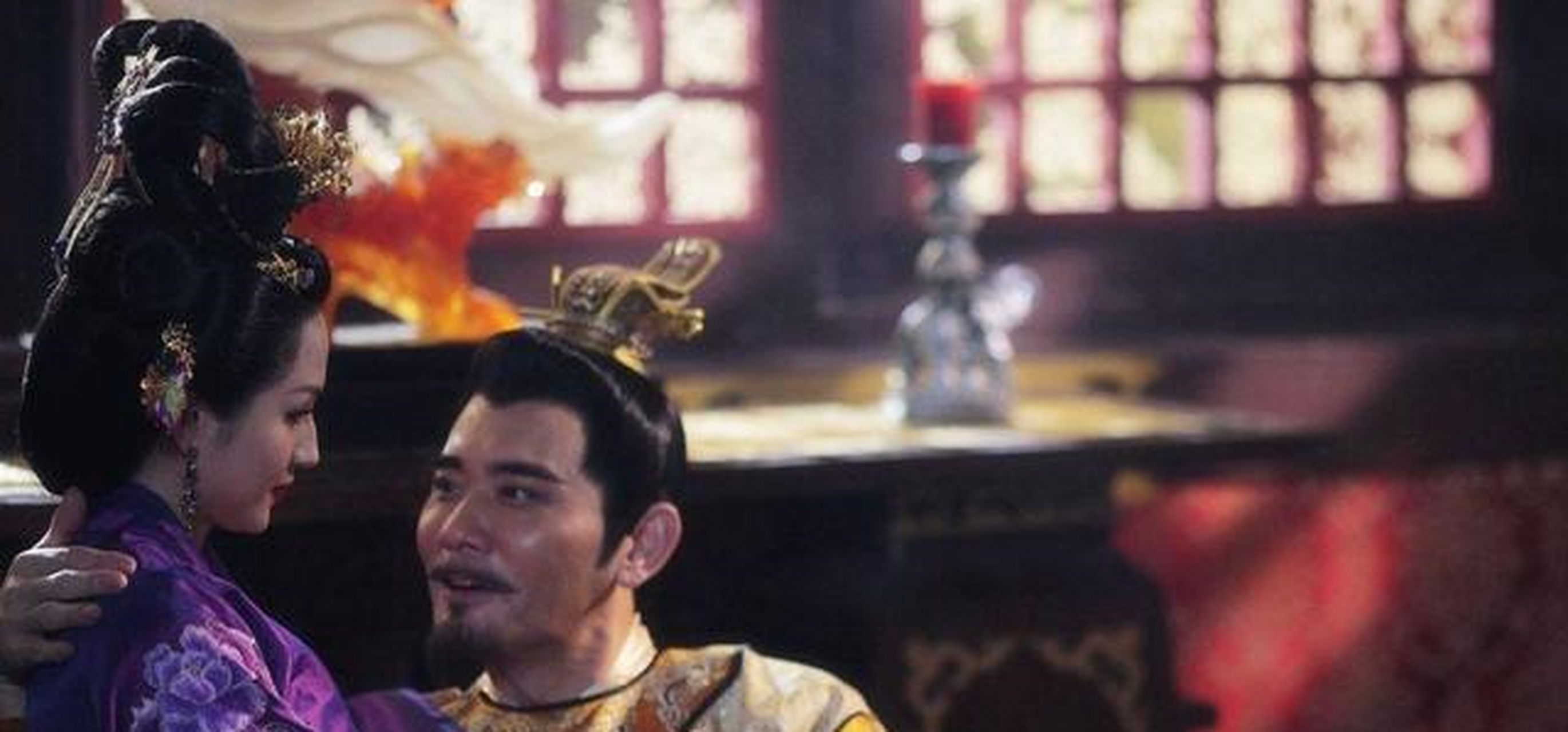 石邃少年时期跟随父亲石虎四处征战,石虎很是喜欢他,所以毫不犹豫地将