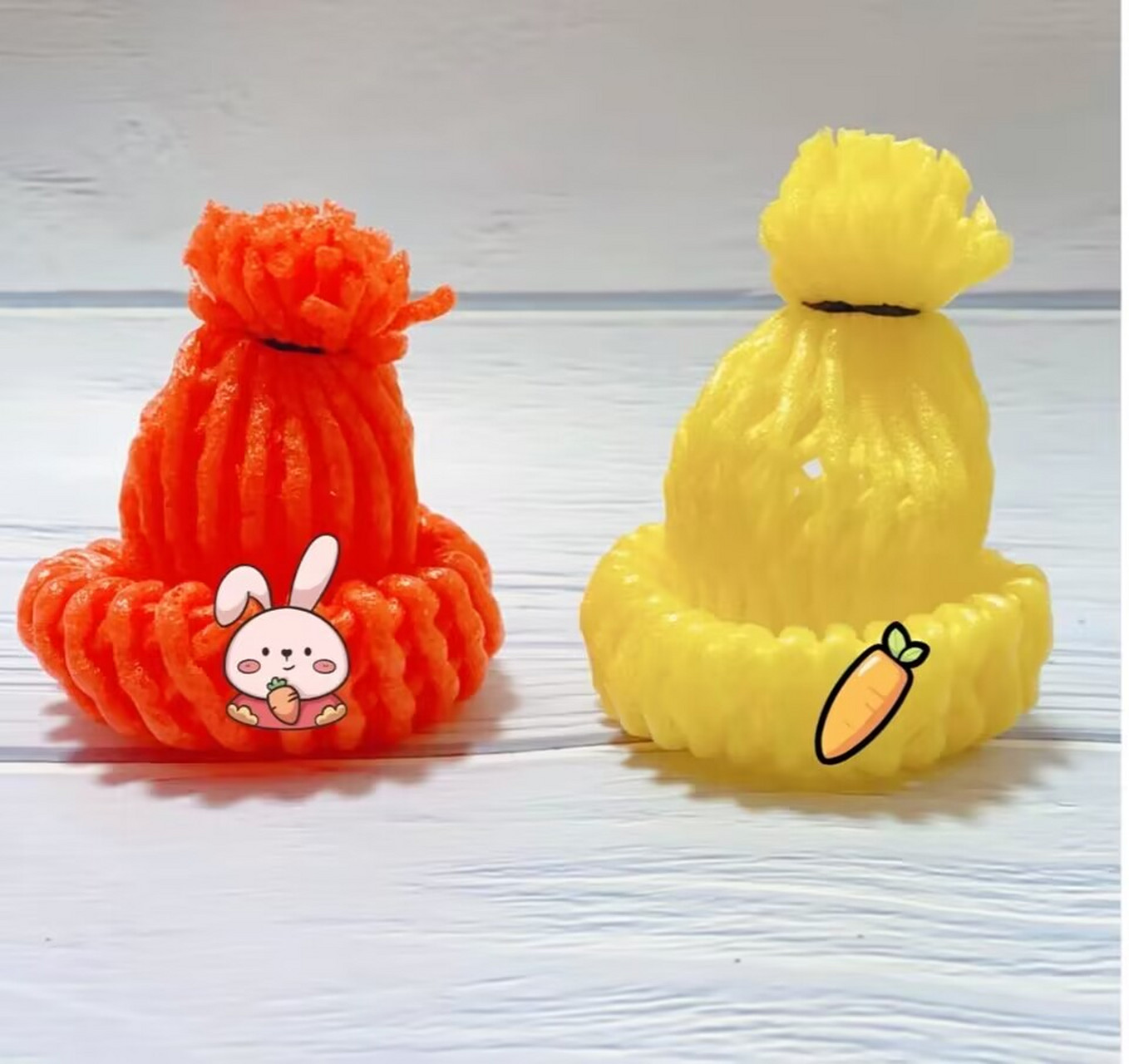 帽子手工 1.在水果网下面贴一圈双面胶 2.