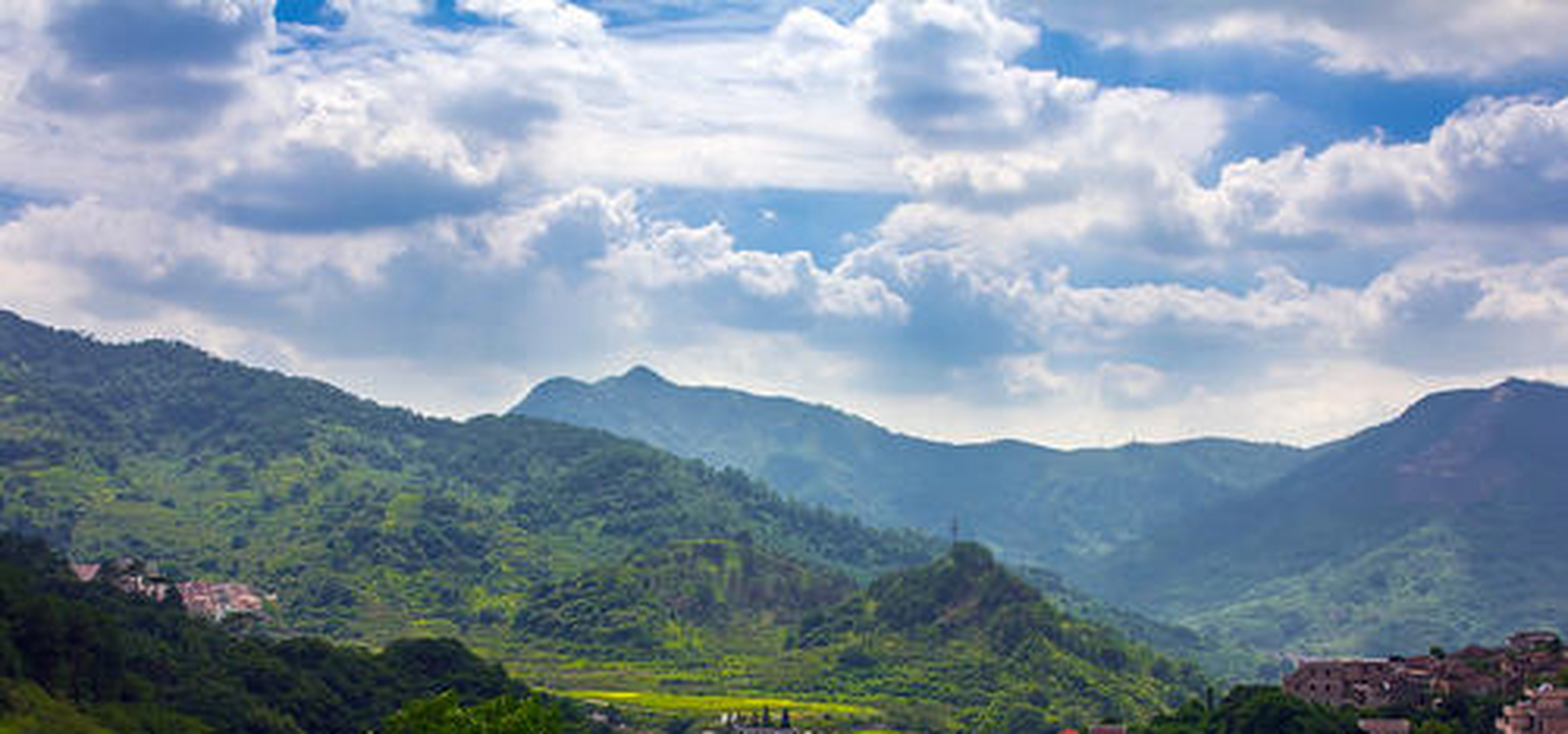 天露山又被叫做双石顶,因为在山顶处有两块大石头,如同人立在上面