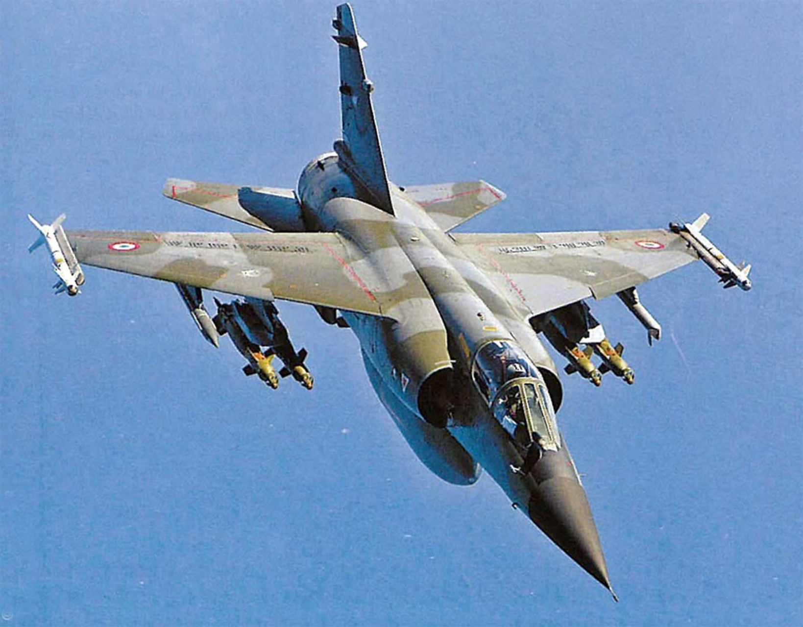 法国军工当年研制生产的幻影f-1战斗机,相当年这型战斗机还是很风光的