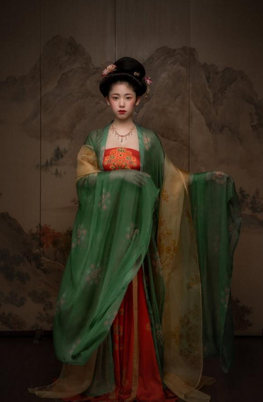 唐朝女子在汉服上的设计和配色也让人惊叹不已,仿佛敦煌的壁画,经典