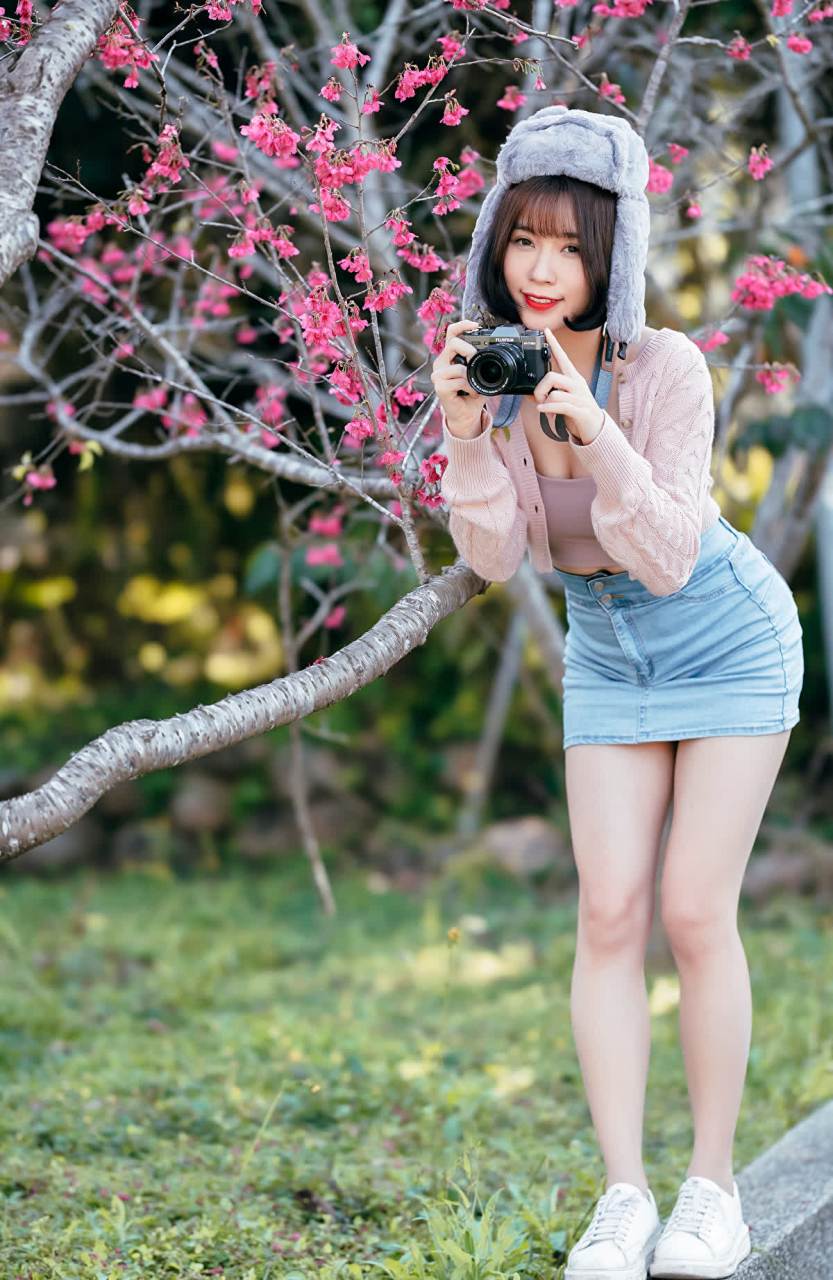 一张可爱的户外女孩摄影人像[左捂脸]愿您们一生健康快乐!