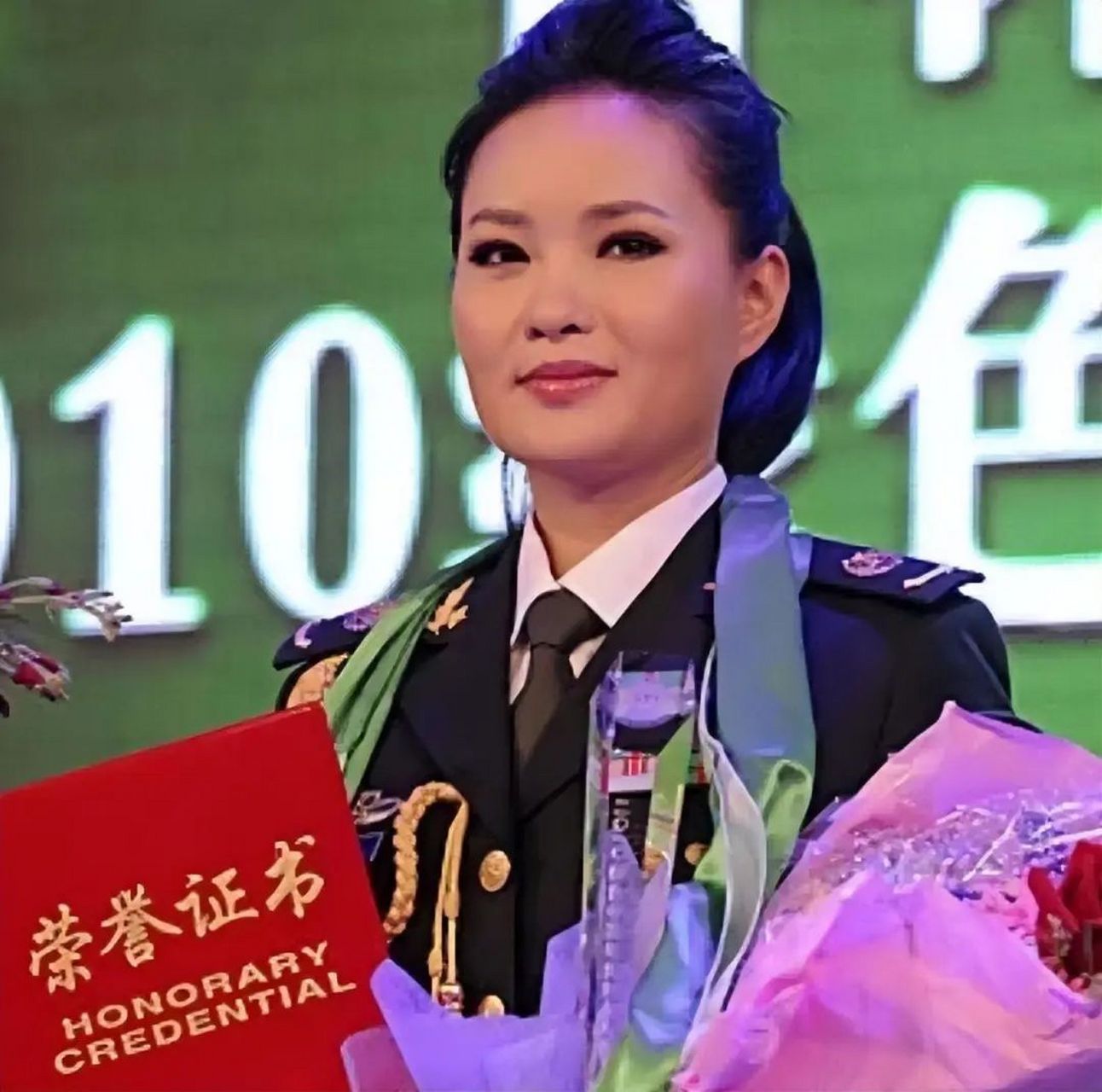 身穿"军装"的女歌手之雷佳  出生于湖南省益阳南县的雷佳,有一位军人