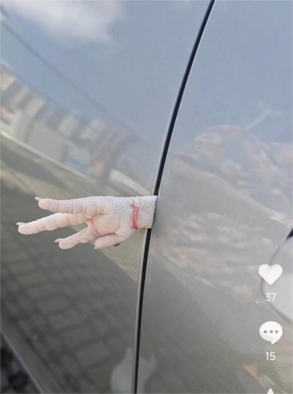 电吸门夹到手是挺疼的,严重的可能会引起骨折,所以大家在使用有电吸门