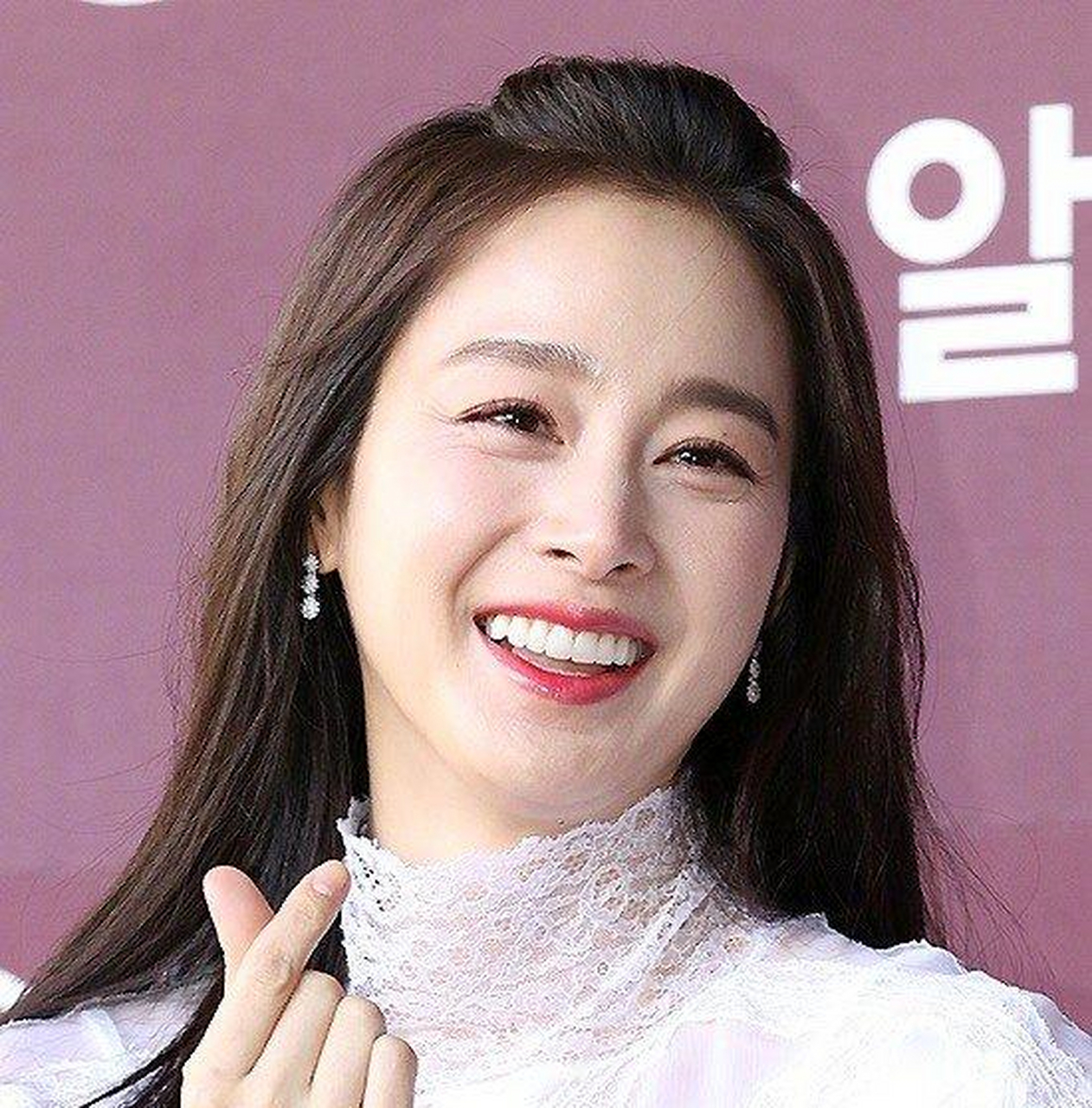 组图:金泰希二胎后首次公开亮相 甜笑迷人鱼尾纹更显韵味[太开心]