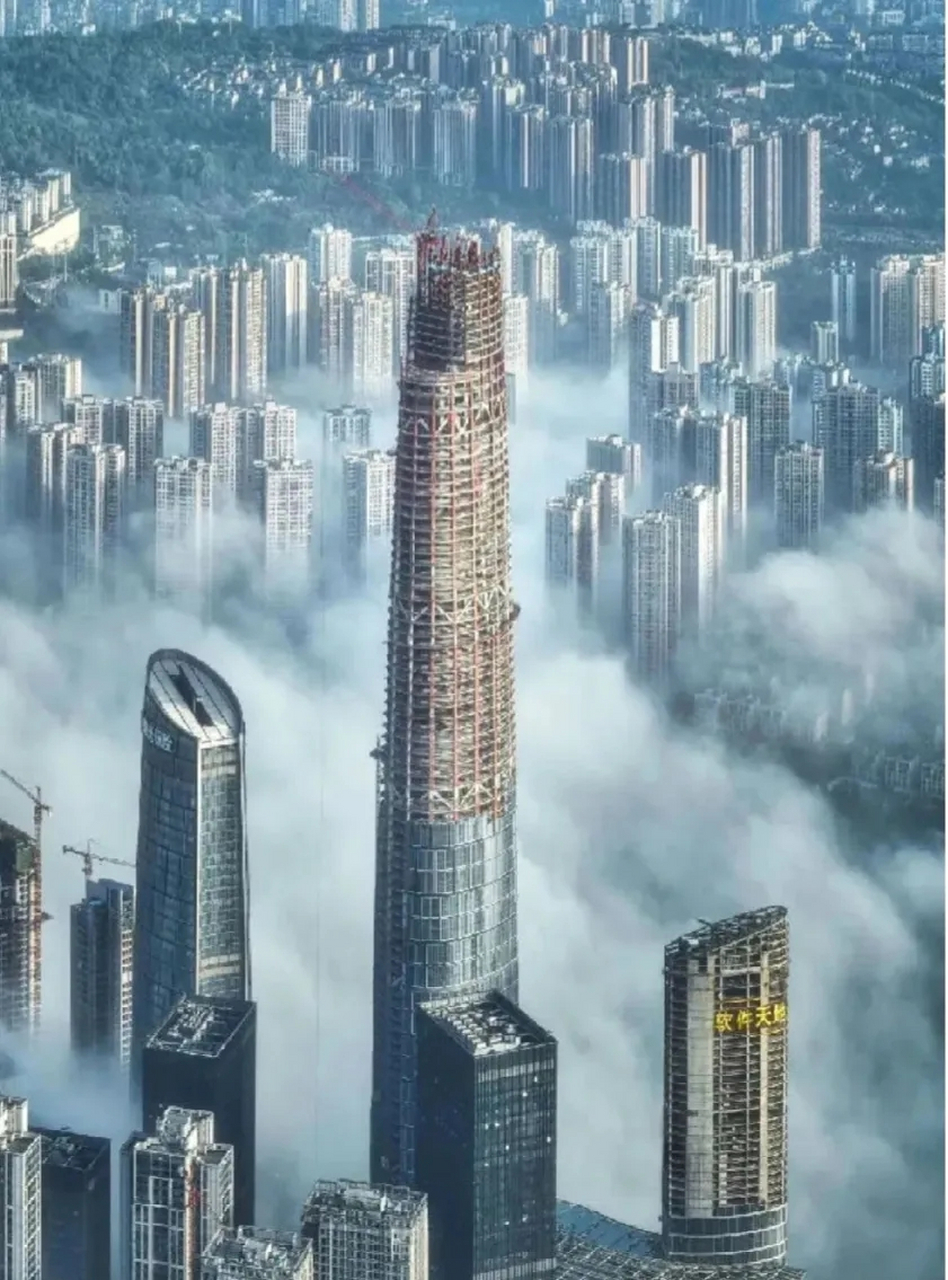 这座建设于重庆渝中区的陆海国际中心大厦一共有100层,虽然还没有完全