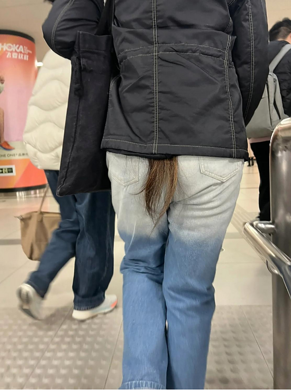 远看还以为这姑娘长了一条尾巴呢!