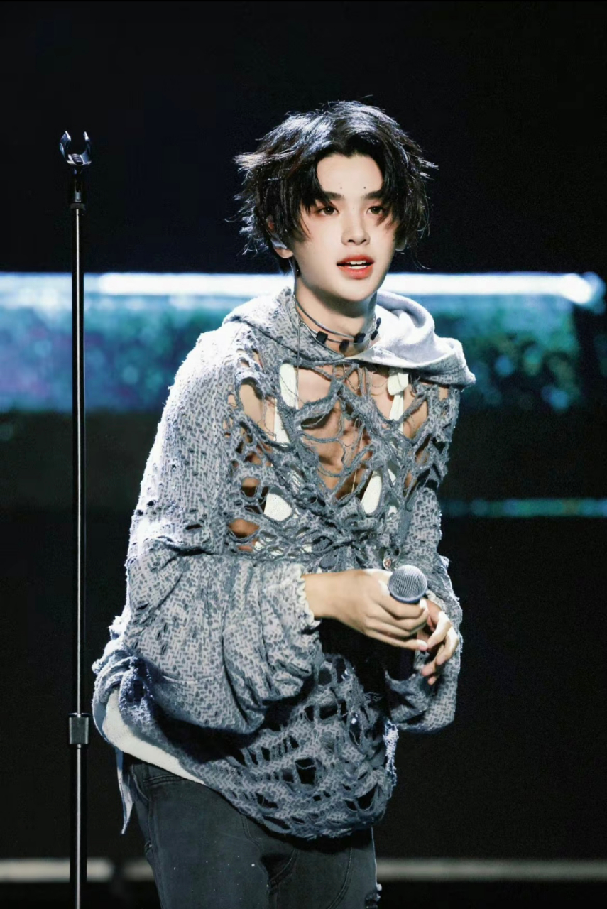 黄明昊的腹肌是瘦出来的?