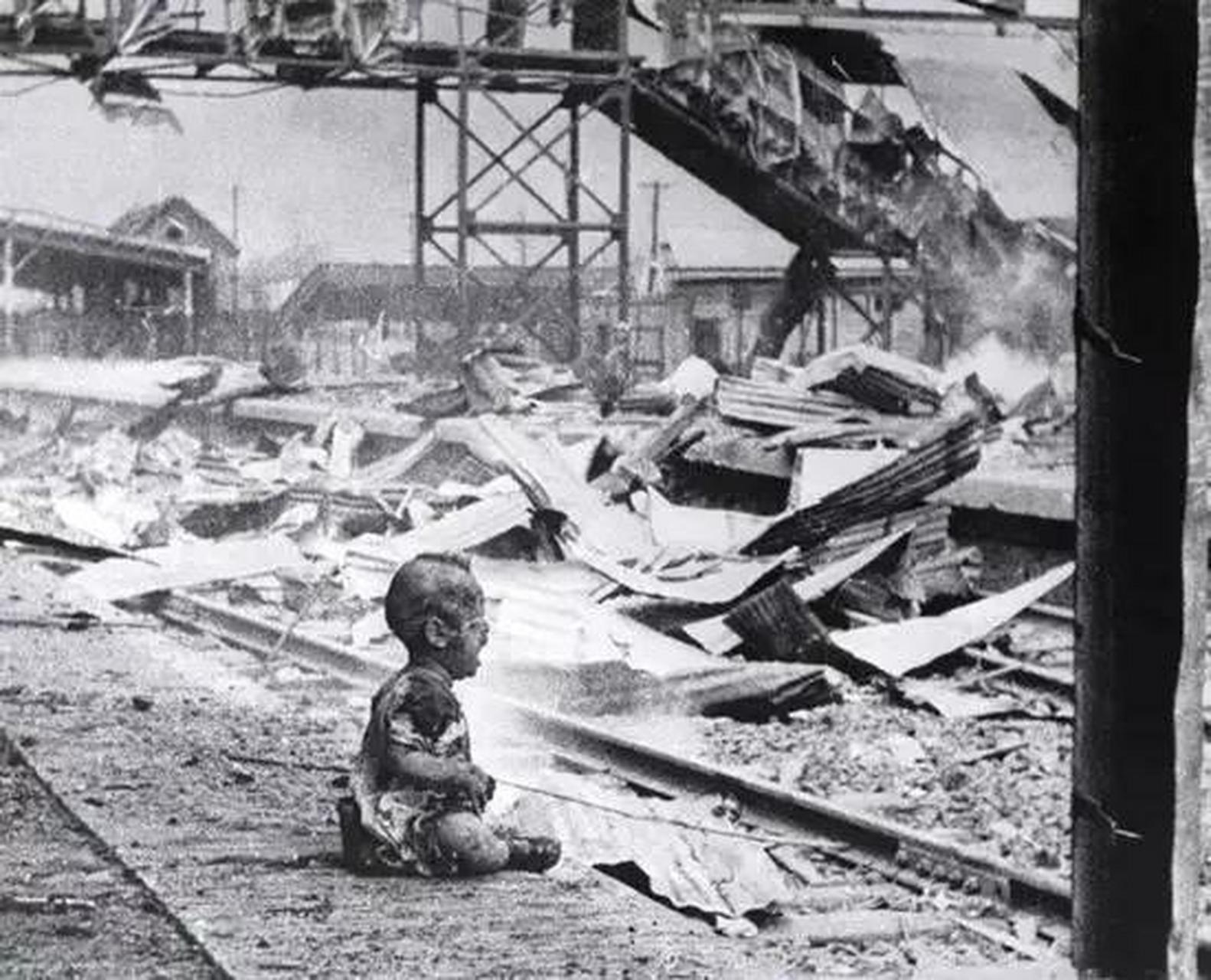 1937年,一张题为《上海南站日军空袭下的儿童》的照片震惊了世界.