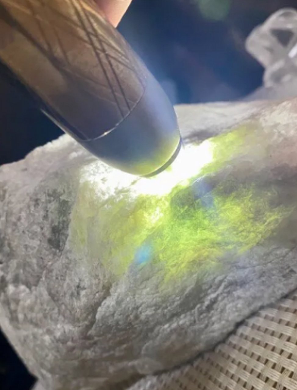 点击头像看直播##翡翠原石#木纳白盐沙 大冰料 肉质发黑 太美 太帅