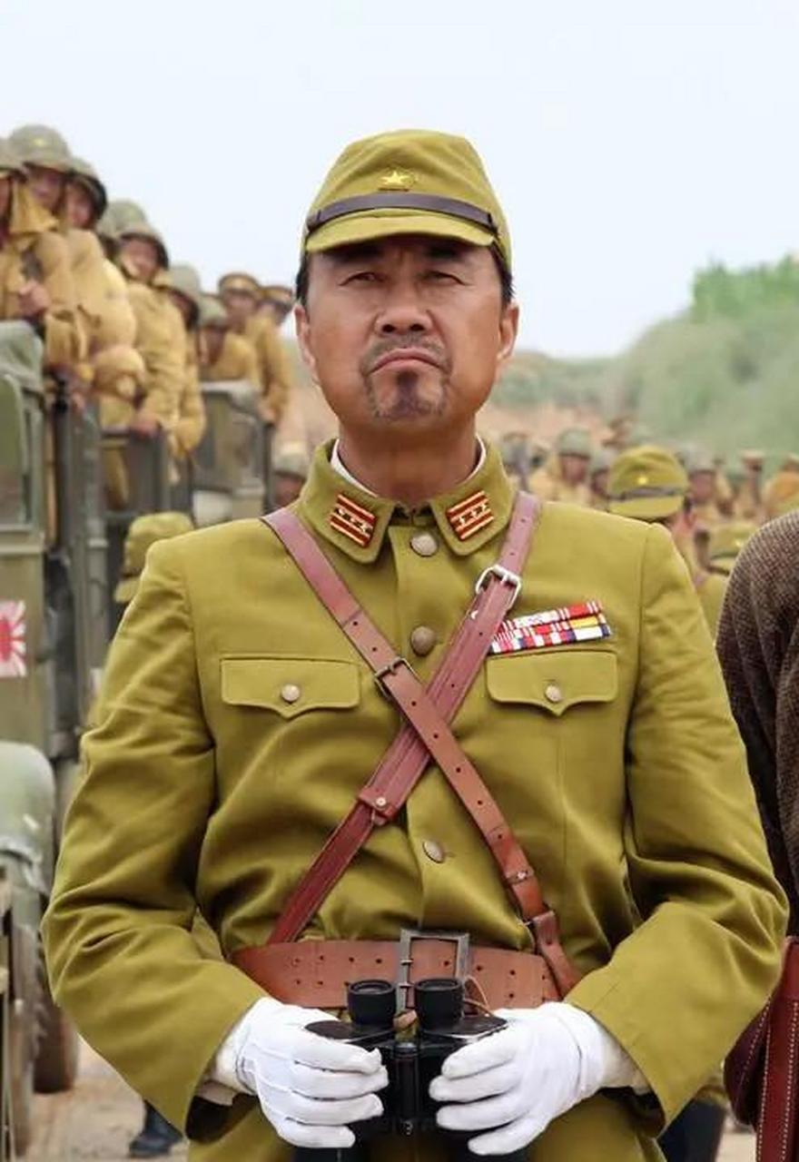 在《亮剑》中,演员陆鹏出色地扮演了日本特种兵队长,阴险狡诈,精于