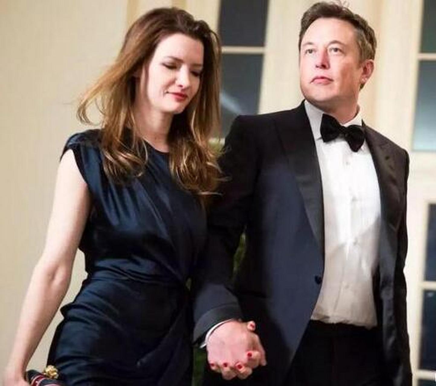 马斯克亲吻了自己研发的机器人,该机器人能提供人工服务,提供情绪