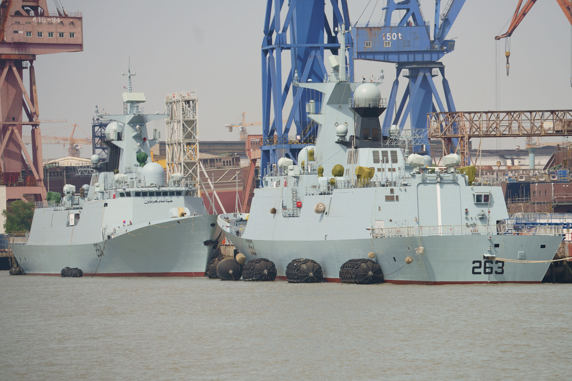 5月10日,沪东厂向巴基斯坦交付两艘054ap型护卫舰,一日双舰这效率相当