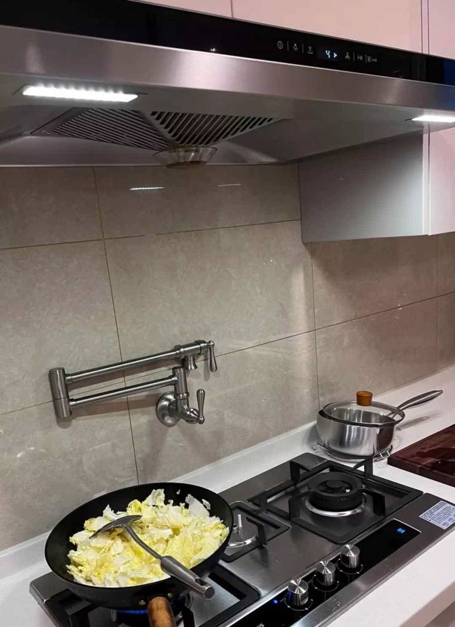 好家伙,厨房灶台配有水龙头,可以直接往锅里加水.