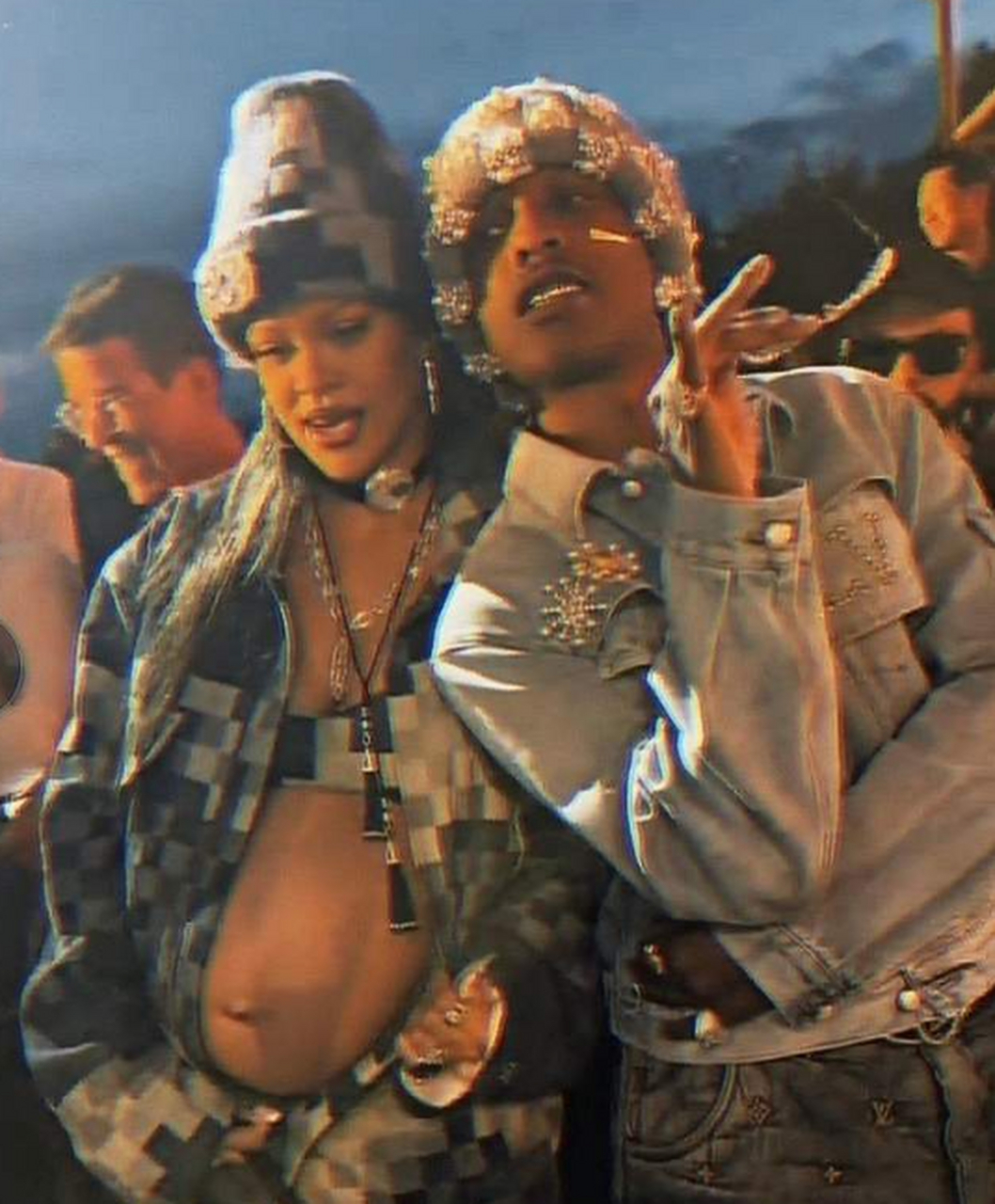 詹皇蕾哈娜lv大秀热烈拥抱,老詹顺手摸把日姐8个月孕肚.