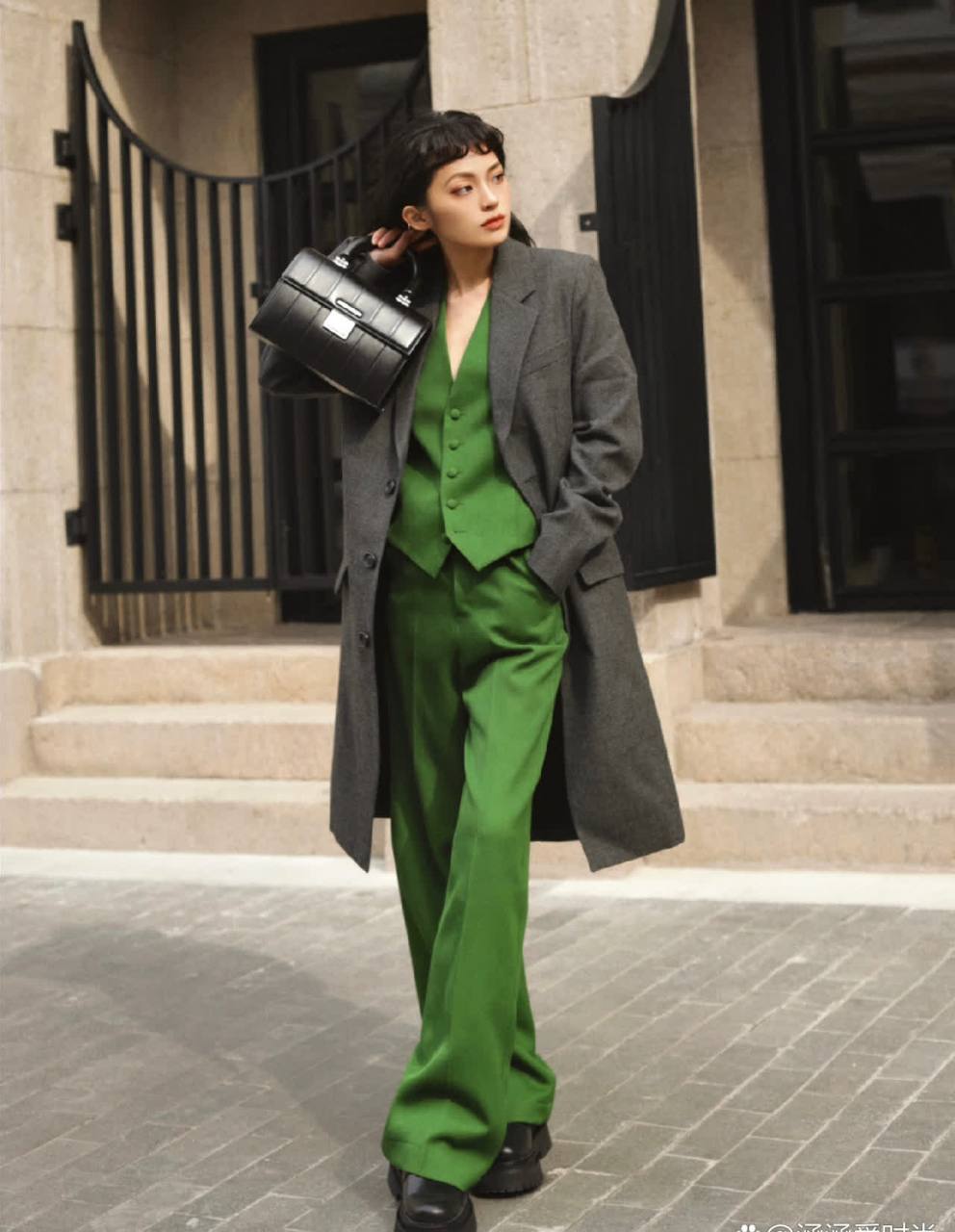 绿色春天气息|||真没想到这套灰绿搭配上身   就会如此吸引人   春天