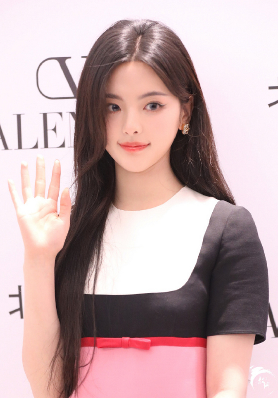 杨超越#杨超越粉色拼接半身裙#,丁禹兮,董思成今日品牌线下活动图