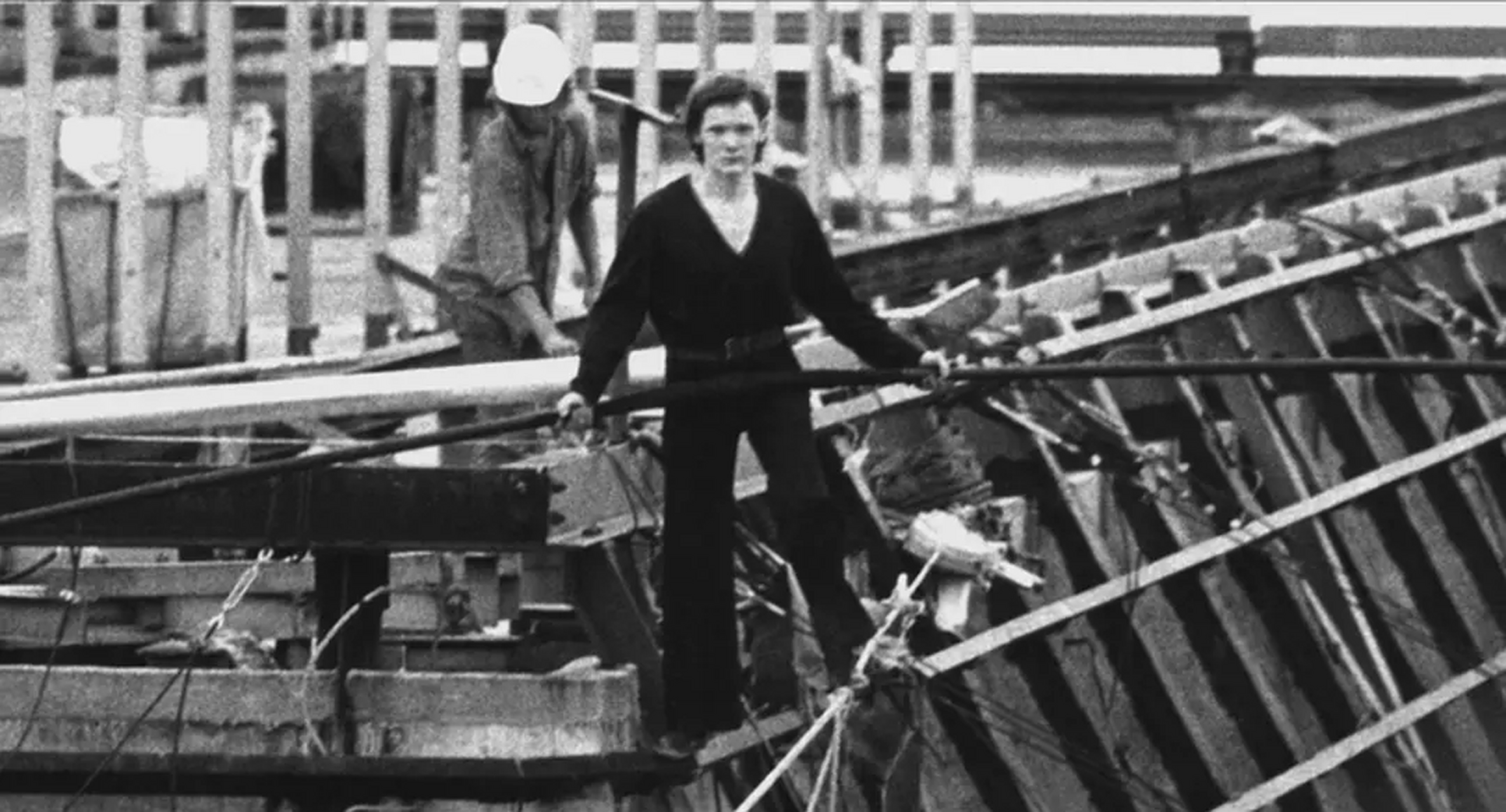 1974年8月7日,法国杂技名人菲利普·珀蒂在纽约世贸大厦高达110层(412