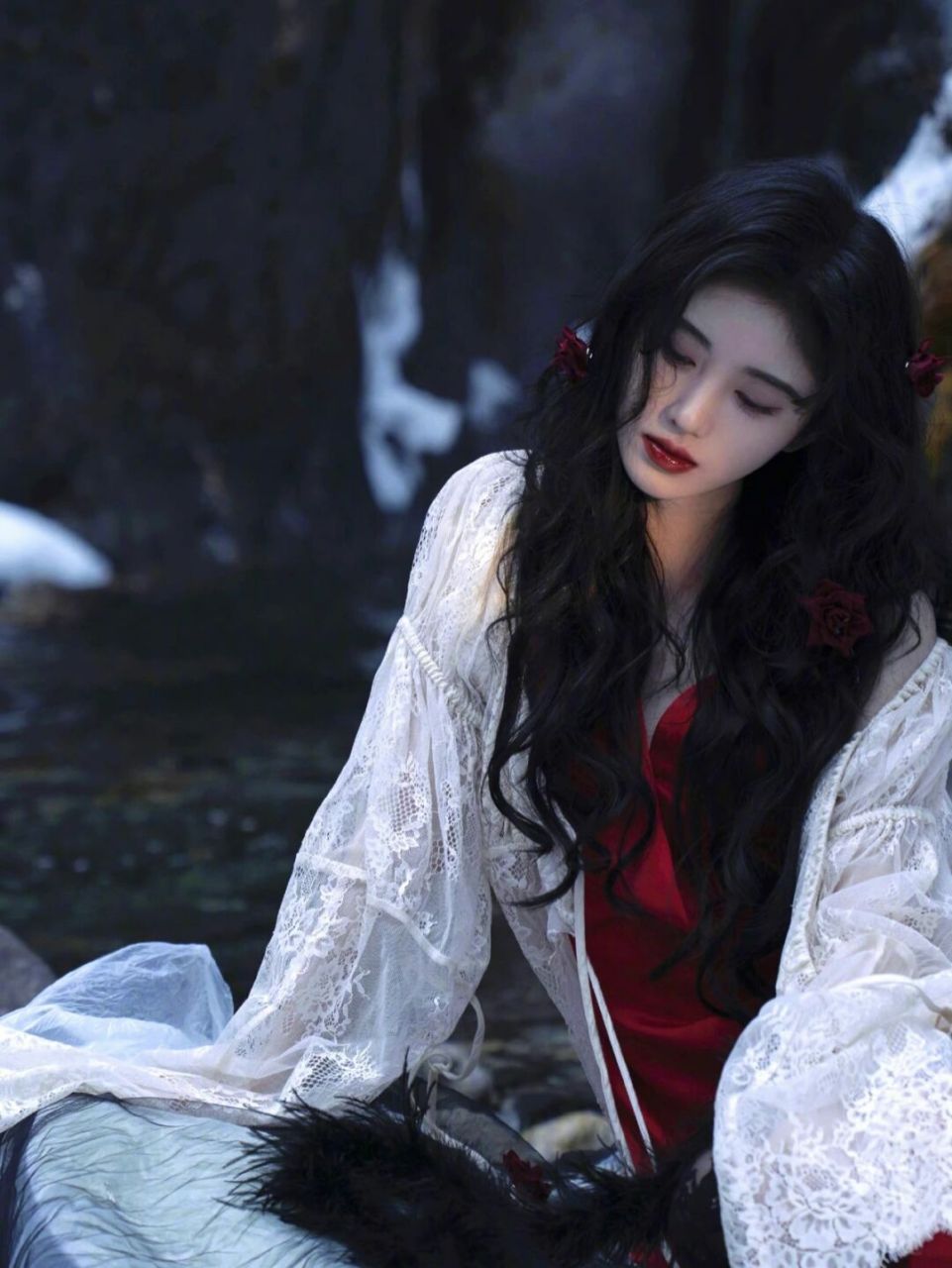 鞠婧祎20220124更新一组雪地红裙大片, 微卷发白皑雪景里大红裙搭配