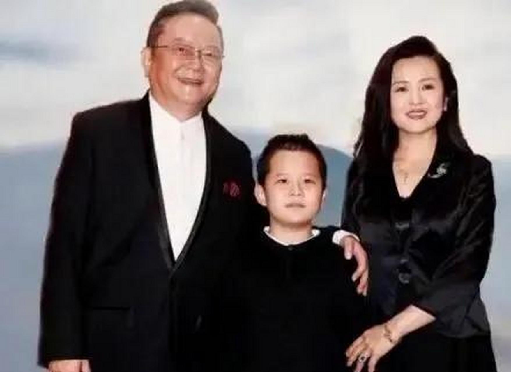 王刚一家罕见亮相,小22岁三婚妻子郑艳东小鸟依人,73岁王刚老当益壮