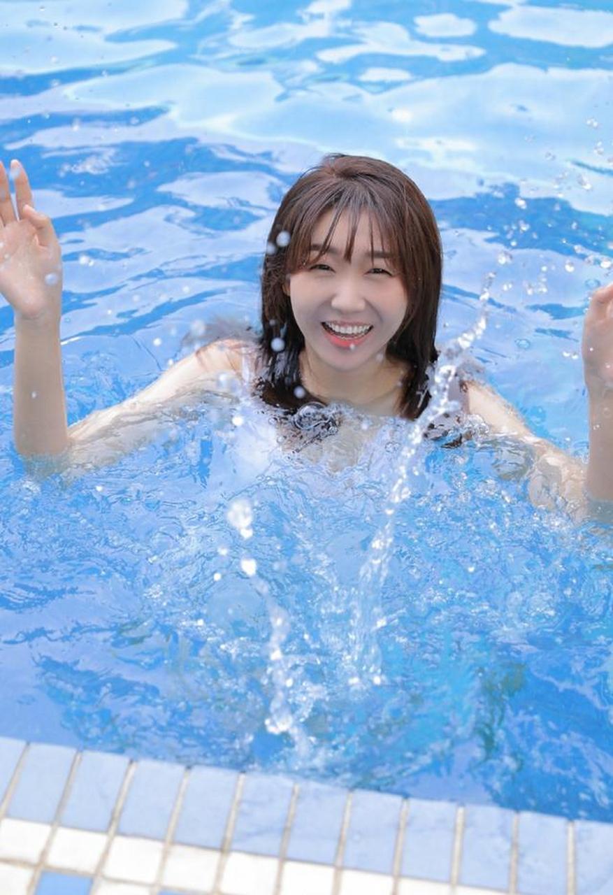 连体泳装小妹妹