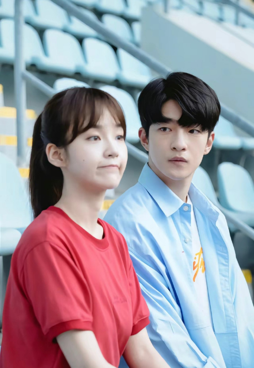 由张佳宁和屈楚萧主演的电影《一闪一闪亮星星》官宣12月30日上映.