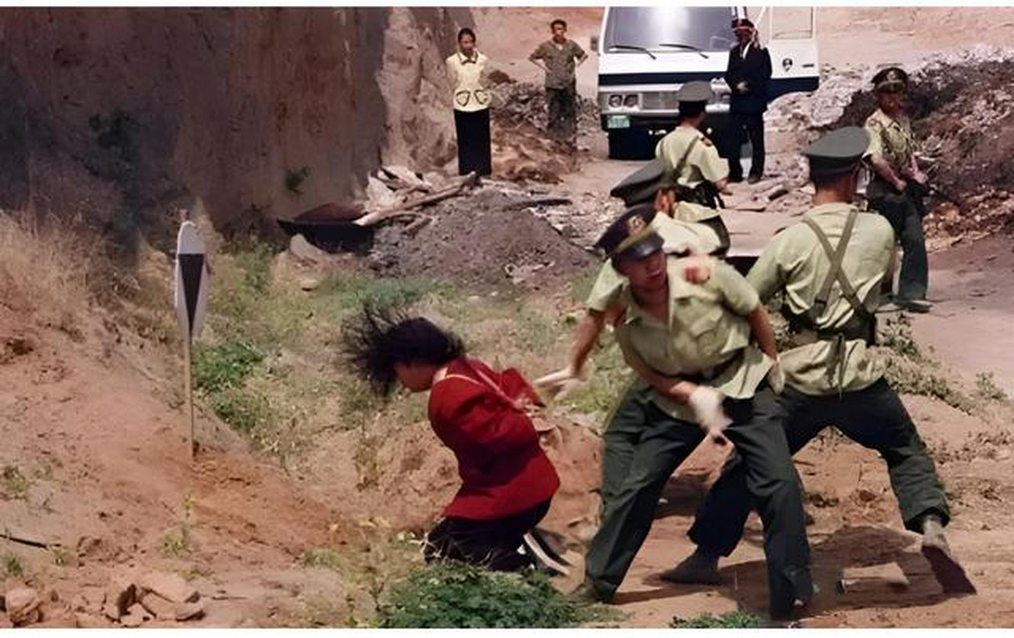1990年代,一名正在被执行枪决的女死刑犯,画面中的她跪在地上,左右有