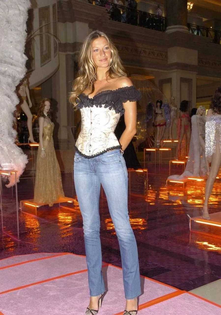 巴西传奇超模"吉娘娘"吉赛尔邦辰, 拥有180米的身高和傲人的三围