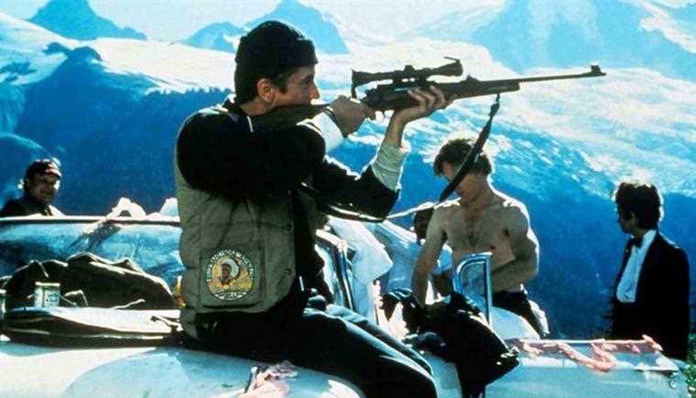 《猎鹿人》是著名的美国反映越南战争的影片,由迈克尔 西米诺指导