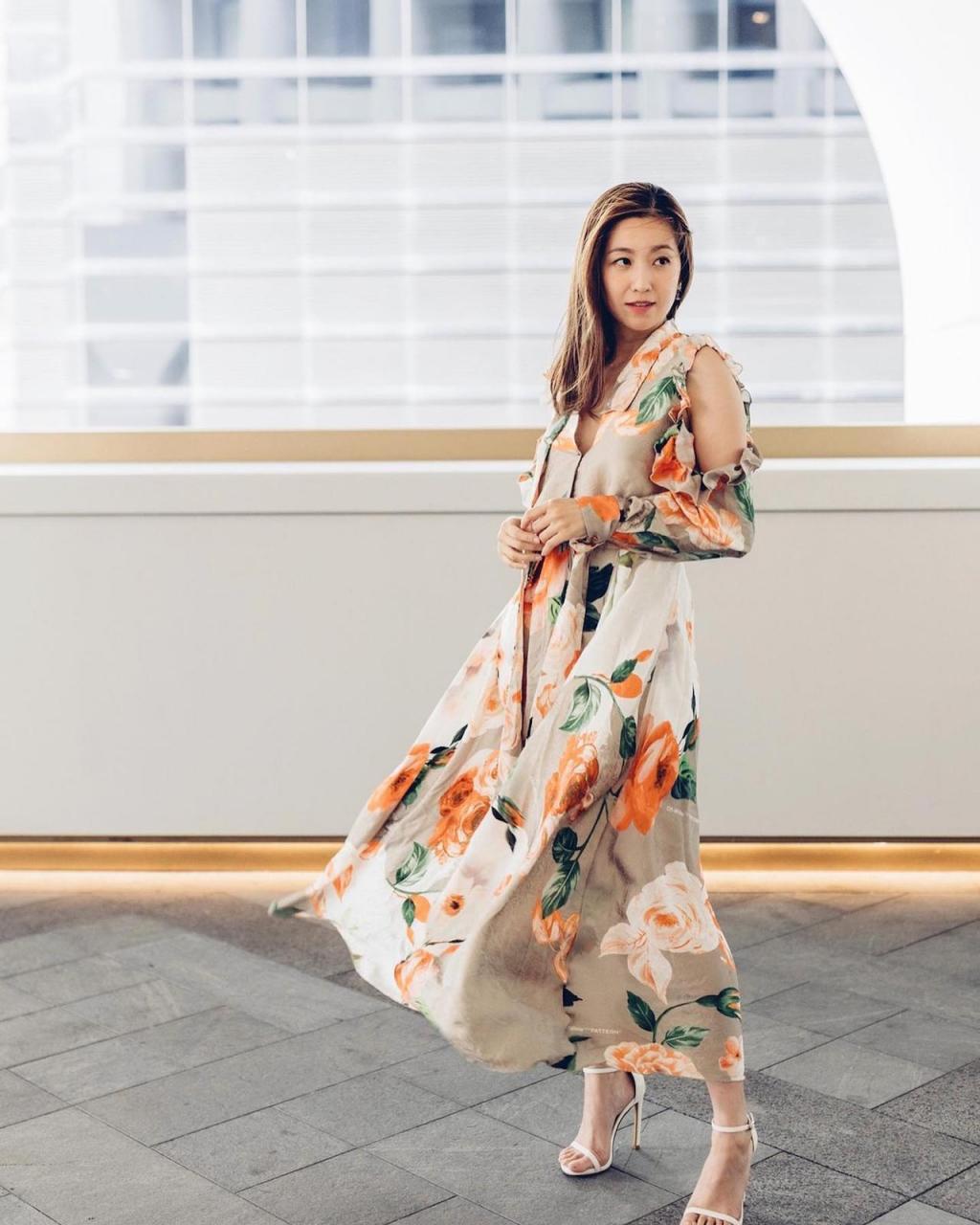 41岁陈自瑶花裙露背展现线条美,吹起裙摆犹如玛丽莲梦露!