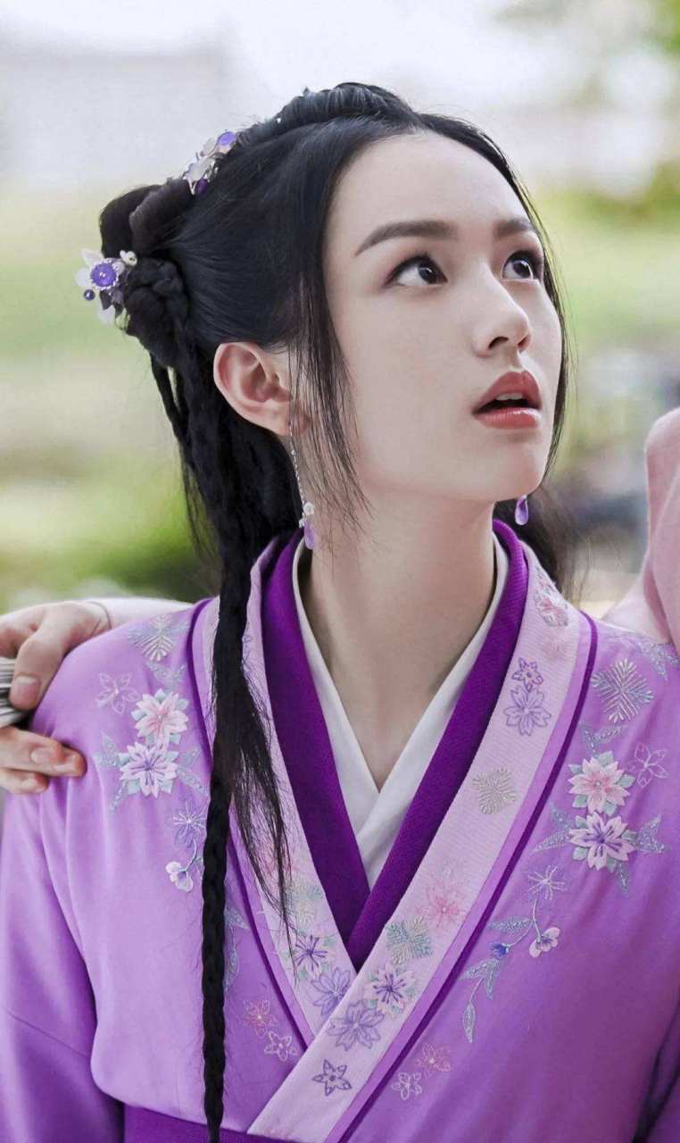 一部《山河令》不仅让龚俊爆红,在剧中出演阿湘的周也同样也火了