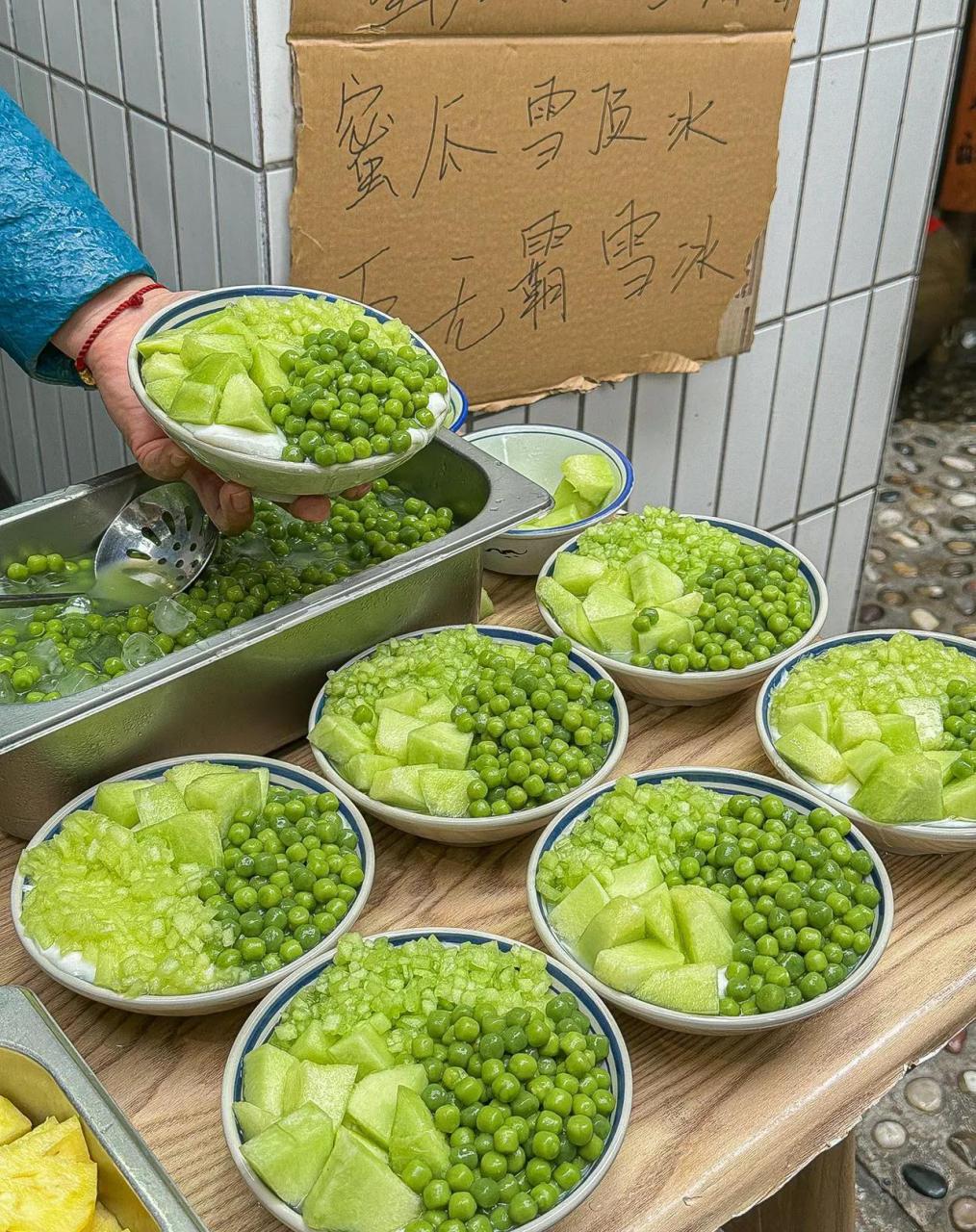 绿油油的一大片, 走近看发现是卖蜜瓜麻薯青团的… 沙冰和麻薯打 