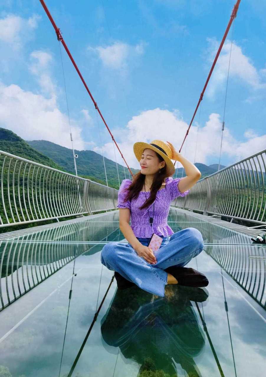 想在擎天玻璃桥上拍照,前方看不到尽头,走在桥上还真有点脚软