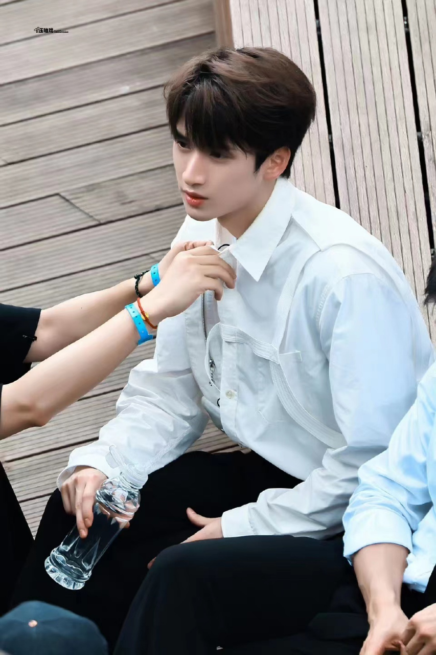 严浩翔极限挑战白色衬衫录制路透好好看啊严浩翔 严浩翔白色衬衫