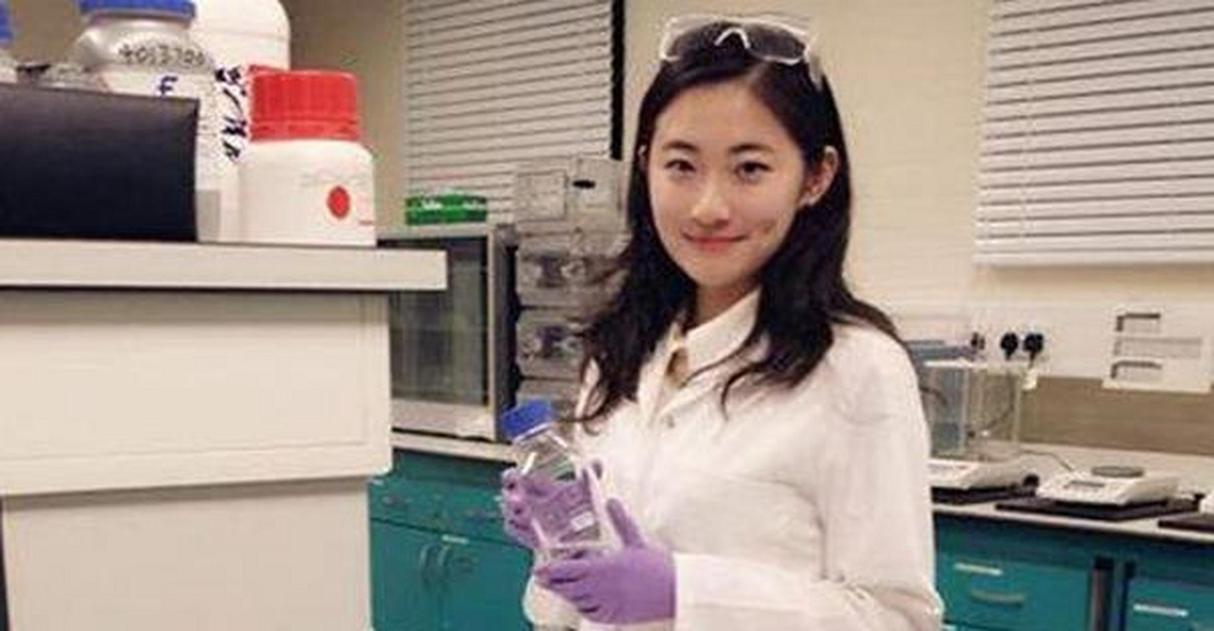 "何碧玉本是高考满分考入清华大学的超级学霸,但是在美国留学几年后