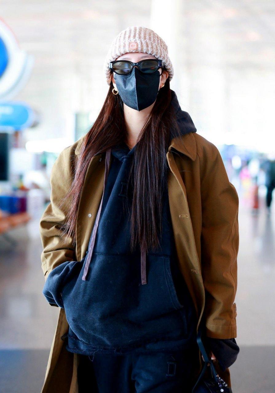 宋妍霏机场街拍,棕褐色风衣 连帽卫衣 毛线帽这样穿让时髦毫不费力