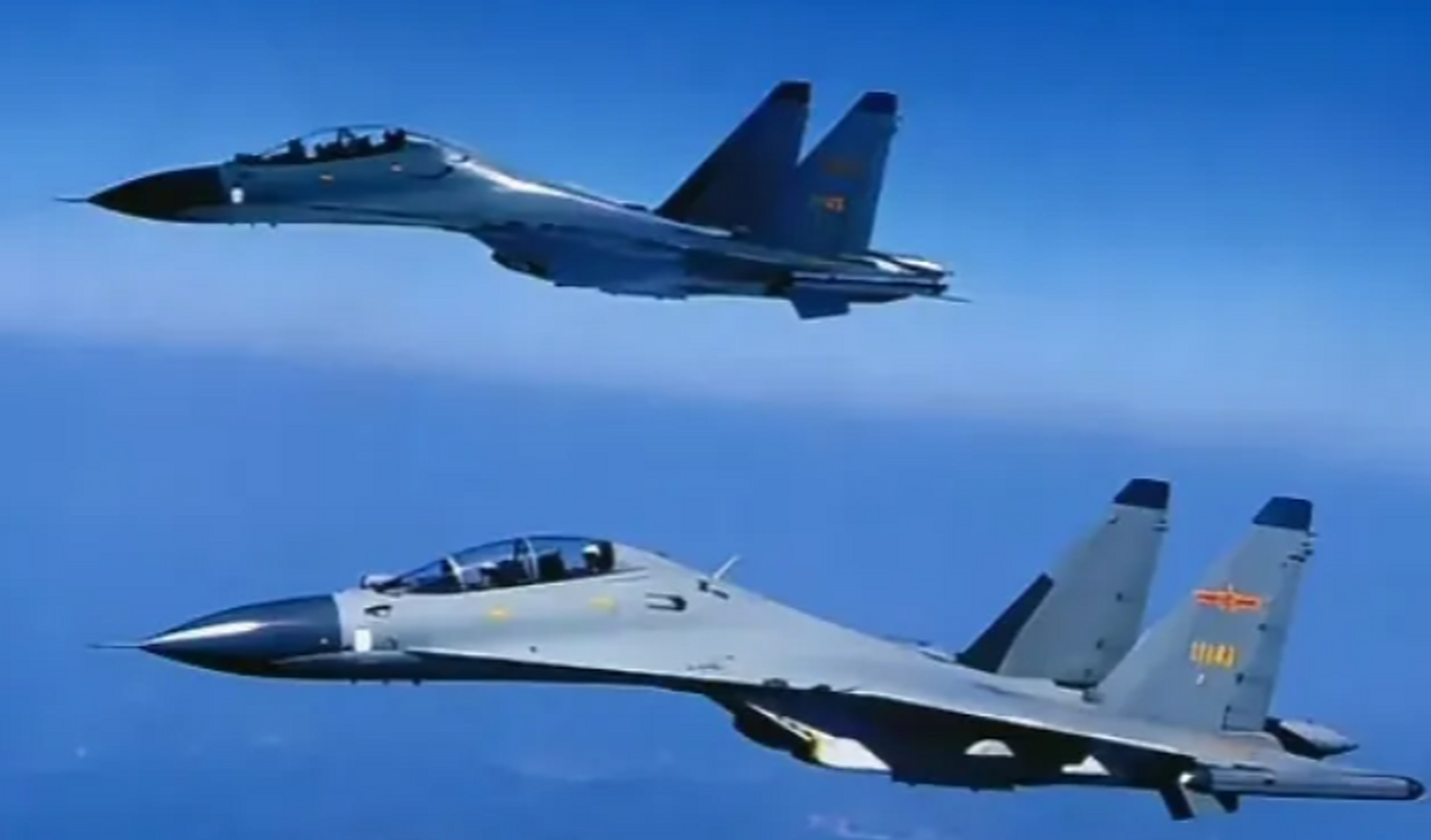 中国新一批歼十六战机惊艳亮相,引发了广泛关注.