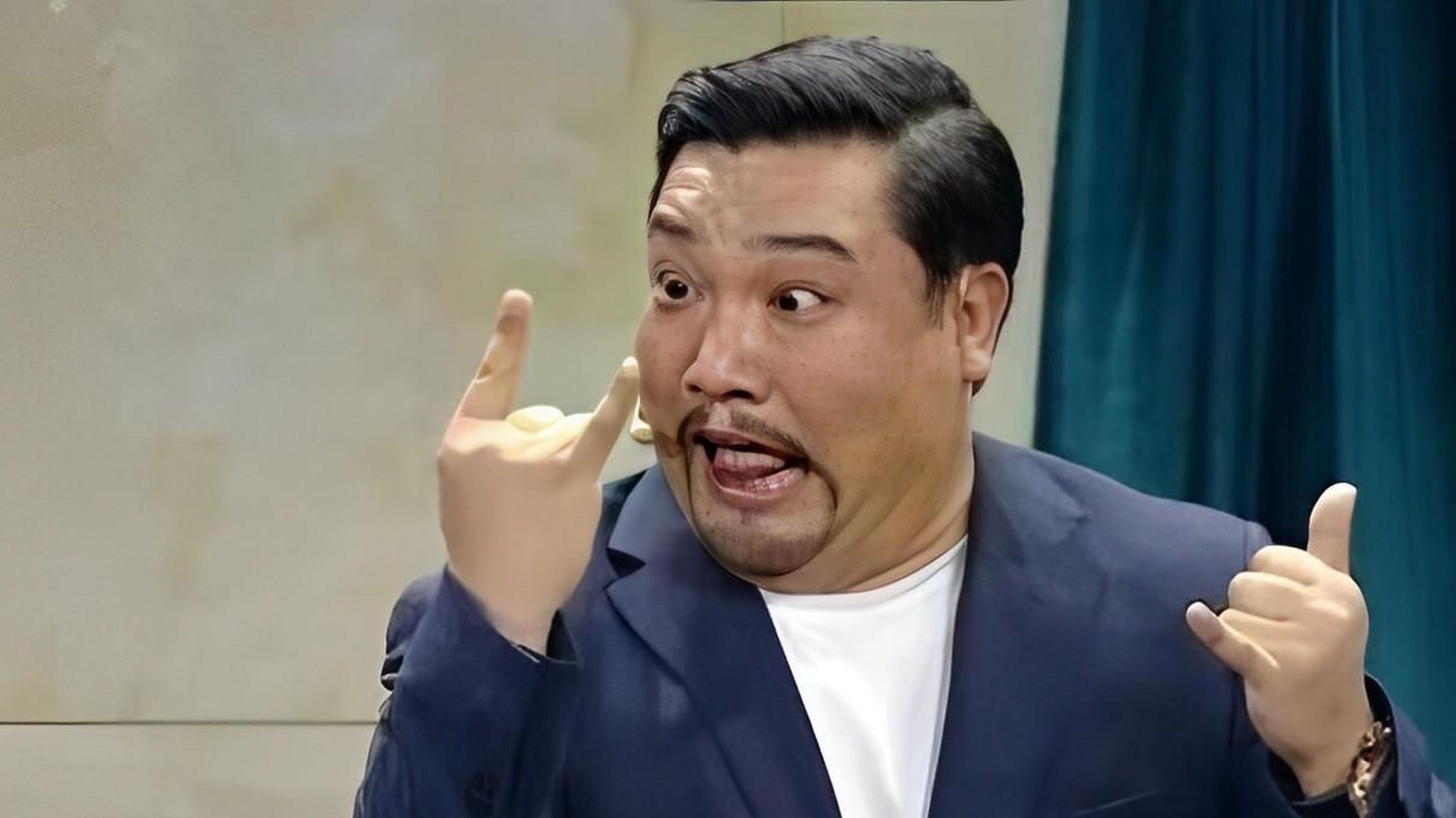 2000年,贾冰在部队当兵时拍摄的张珍贵的照片.