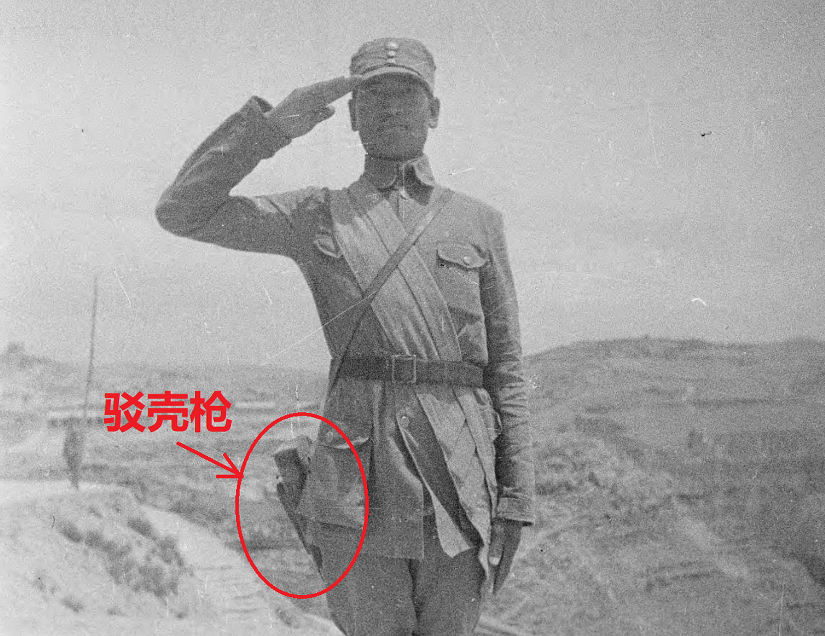 1944年,一名面对摄影师镜头敬礼的八路军士兵.