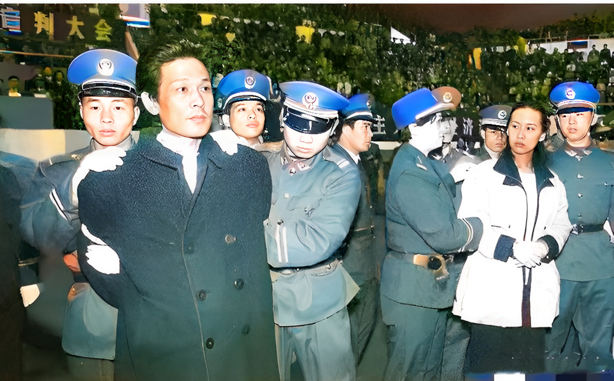 深圳公审大会,王建业被判处死刑,身旁与他一同受审的情妇史燕青,也被