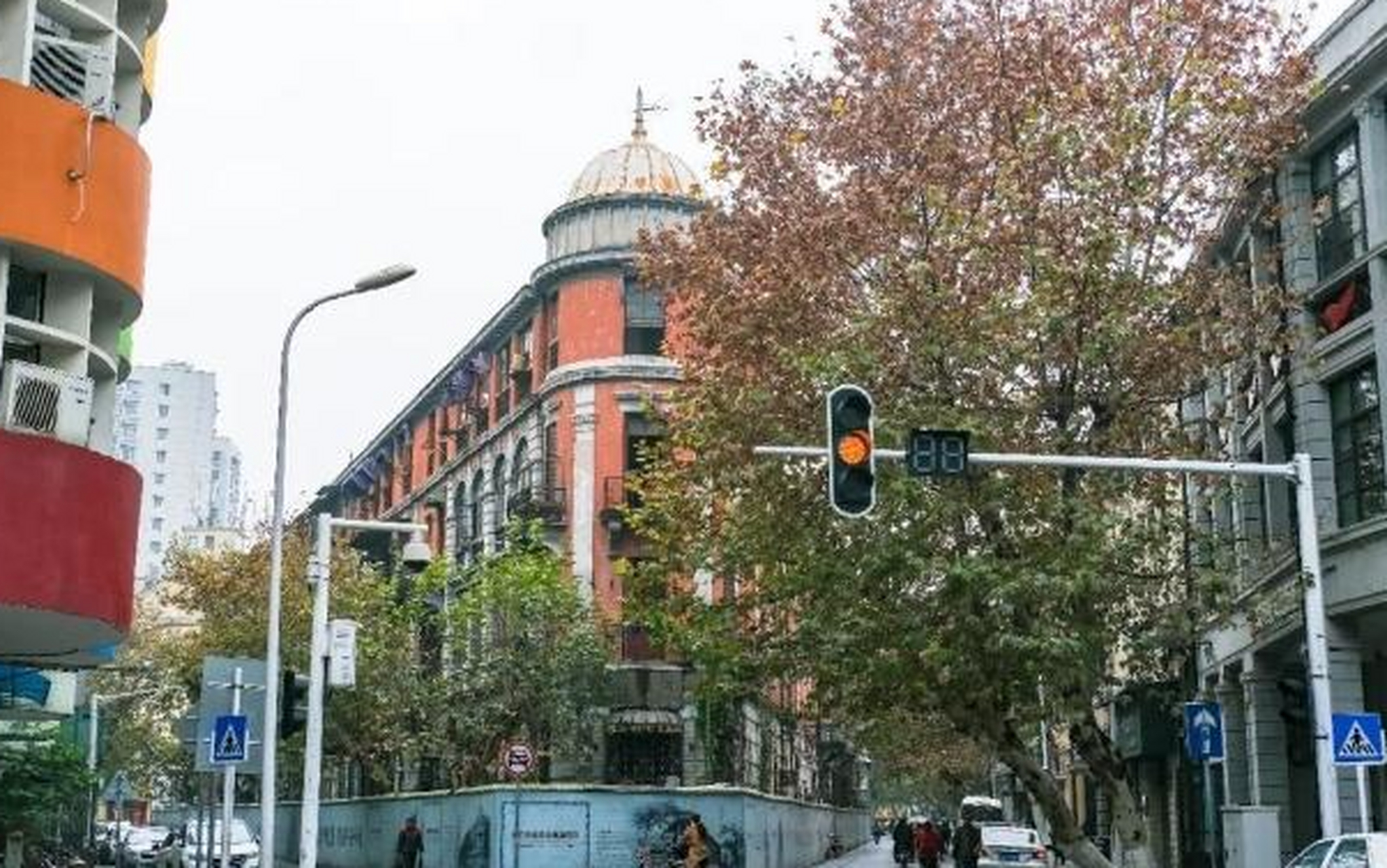 武汉黎黄陂路步行街,这是汉口最美的一条步行街,也是武汉著名的"慢