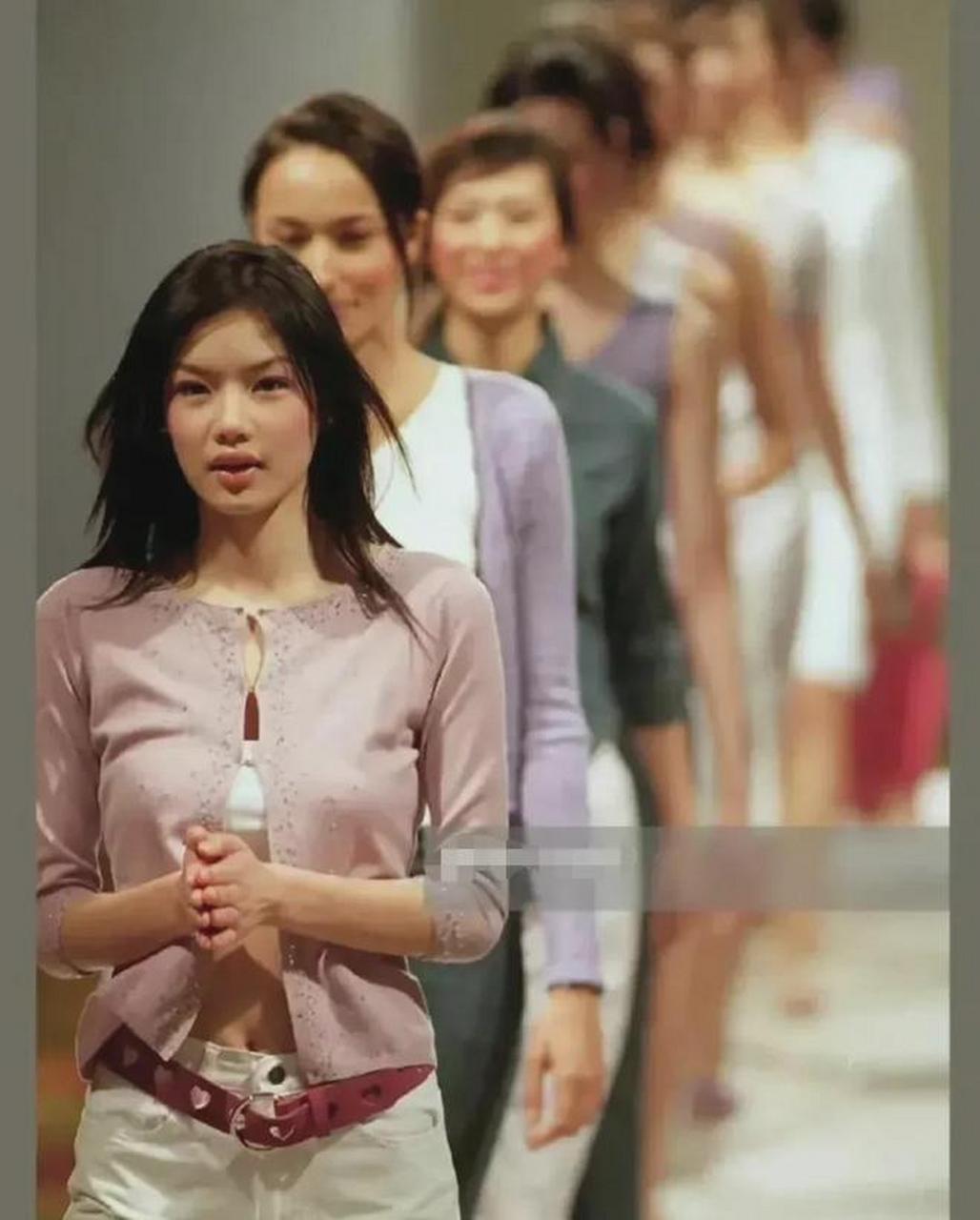 这张摄于2000年的照片展现出一位来自澳门的女模特乐基儿在走秀时的