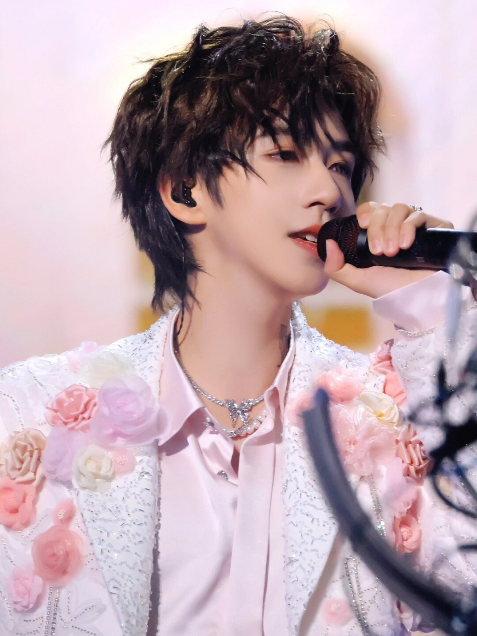 贺峻霖澳门演唱会  贺峻霖身着devilbeauty定制系列,如约而至的温润