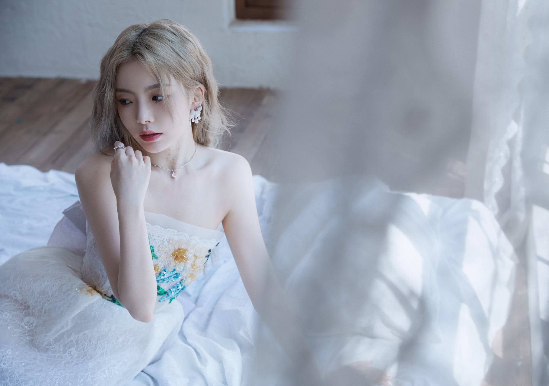 陈卓璇穿抹胸绣花裙甜美风写真