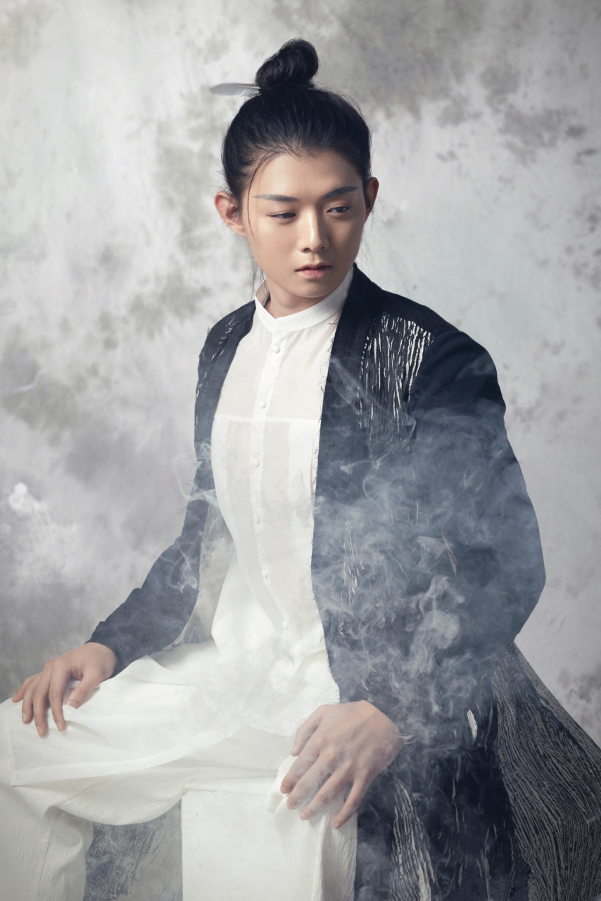 之后,霍尊的事业节节攀高,不仅连发专辑,还多次远赴国外参加音乐会.