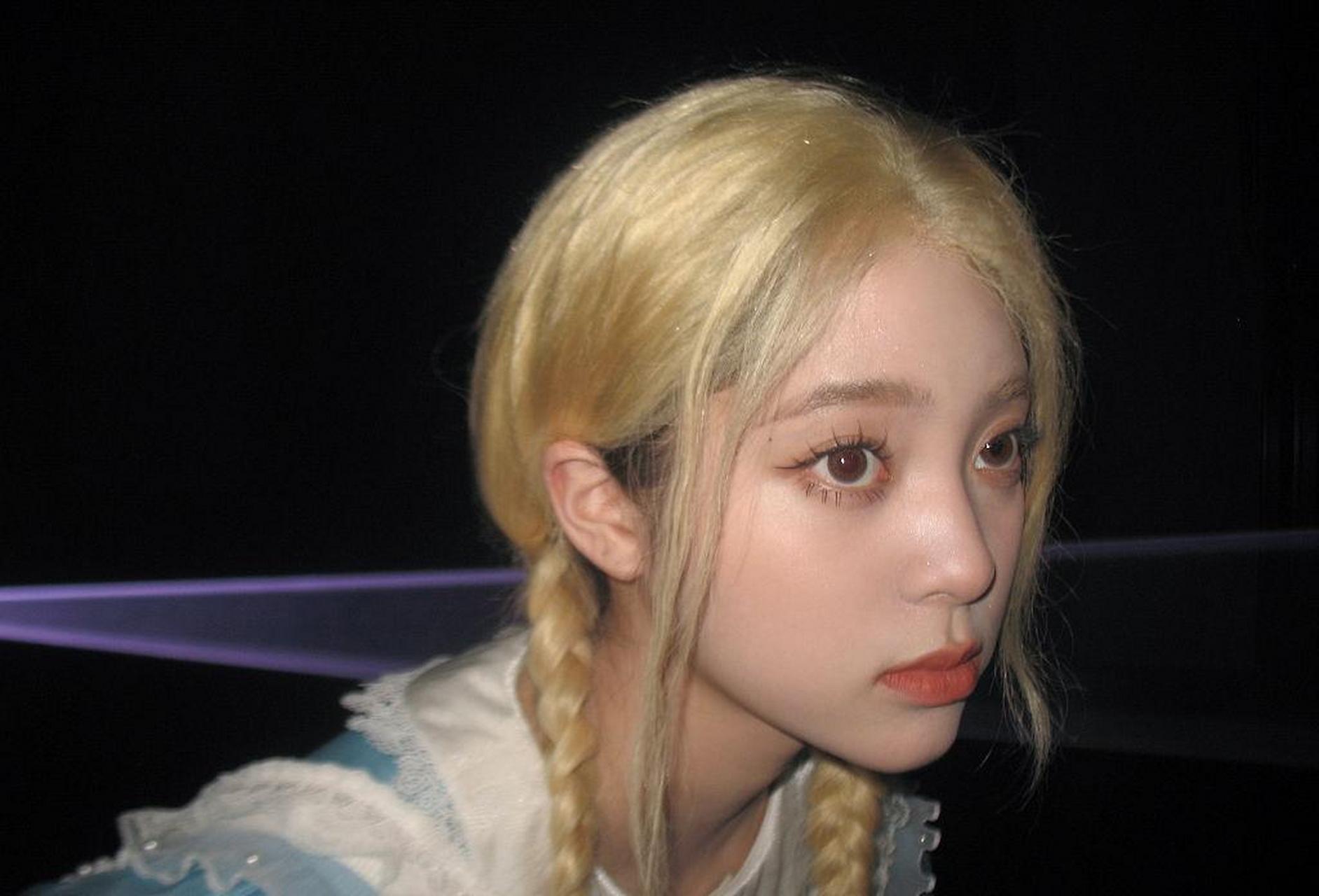 欧阳娜娜金发造型解锁全新风格 穿蓝色制服演绎爱丽丝梦游仙境