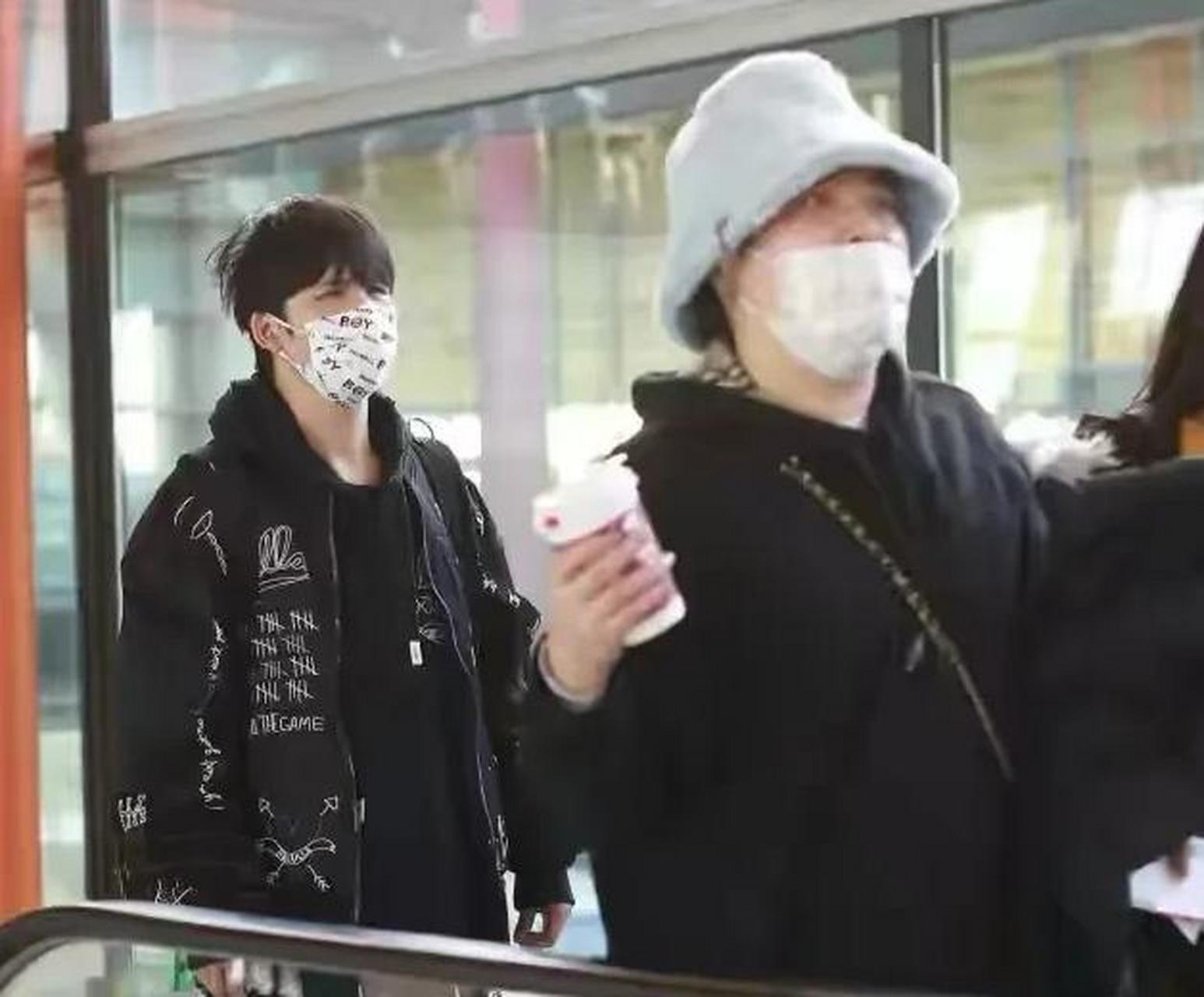 经纪人妻子穿一身黑色休闲look配绒帽走在前,却遮不住大肚子,大张伟一