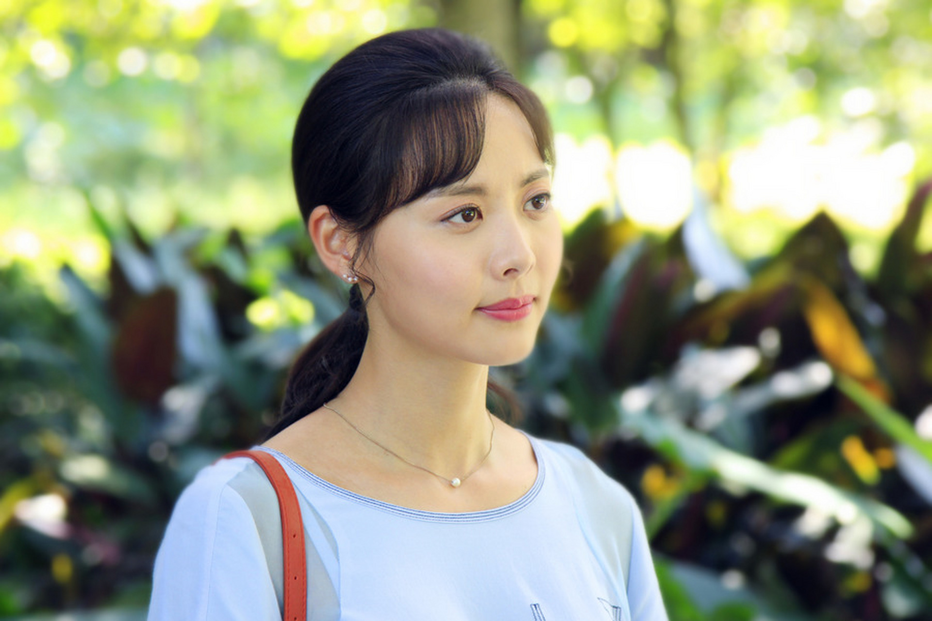 郑军执导,原雨和荣蓉等人共同主演的都市情感电视剧作《梅花儿香》