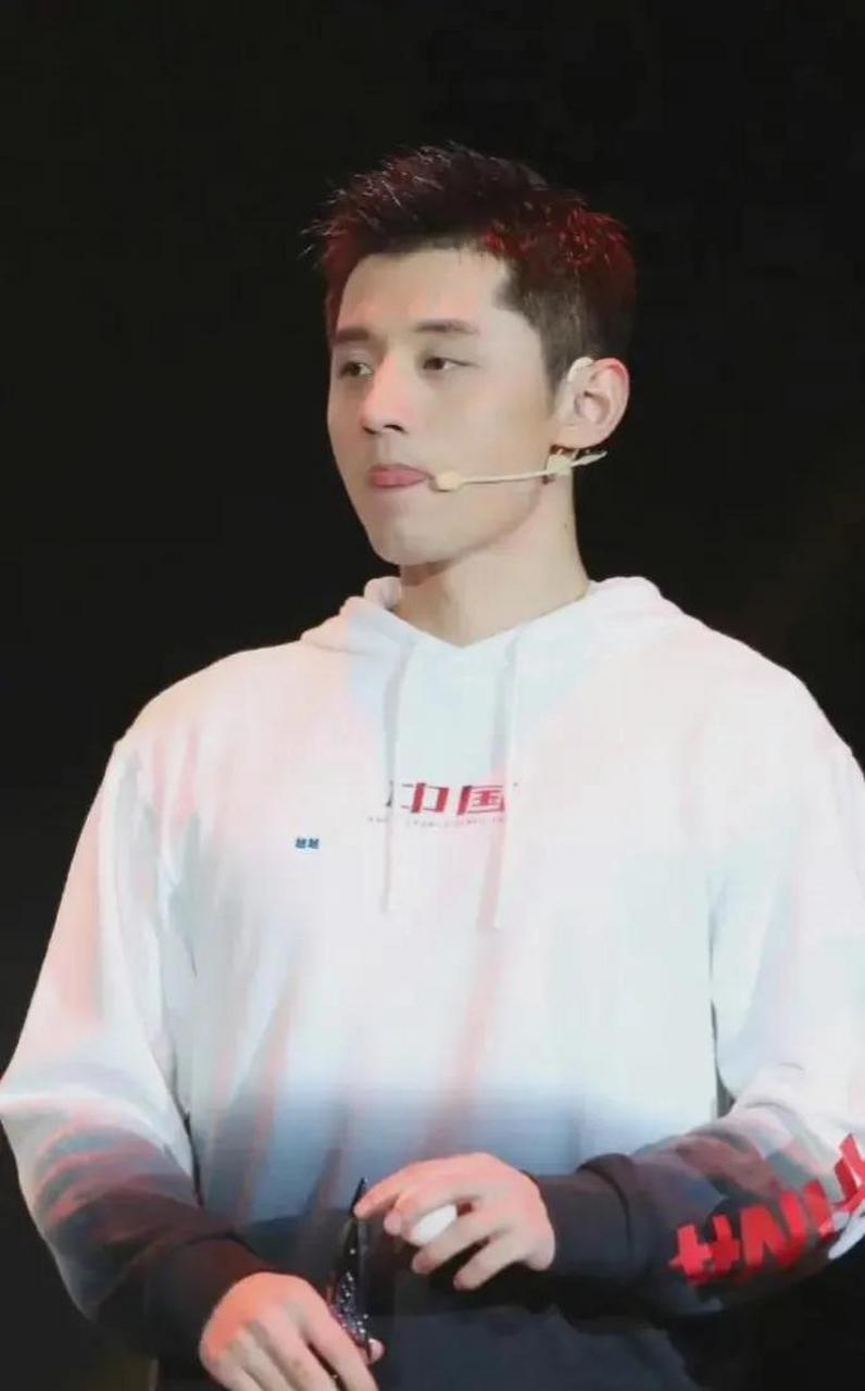 有网友偶遇张继科,完全像穿了那种黑色紧身衣,黑的已经认不出来了,演