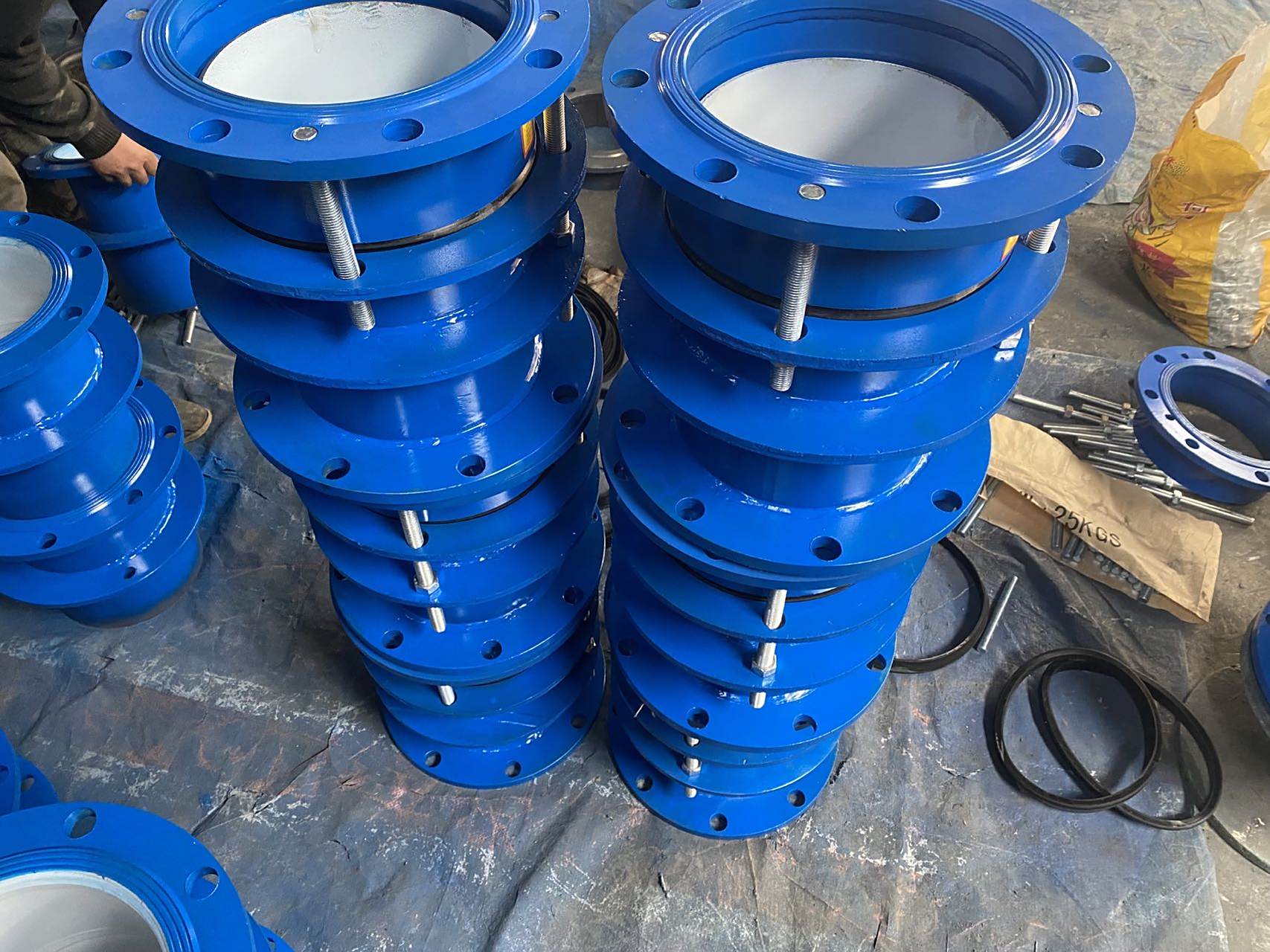 管道伸缩器又称伸缩节,膨胀节和补偿器.